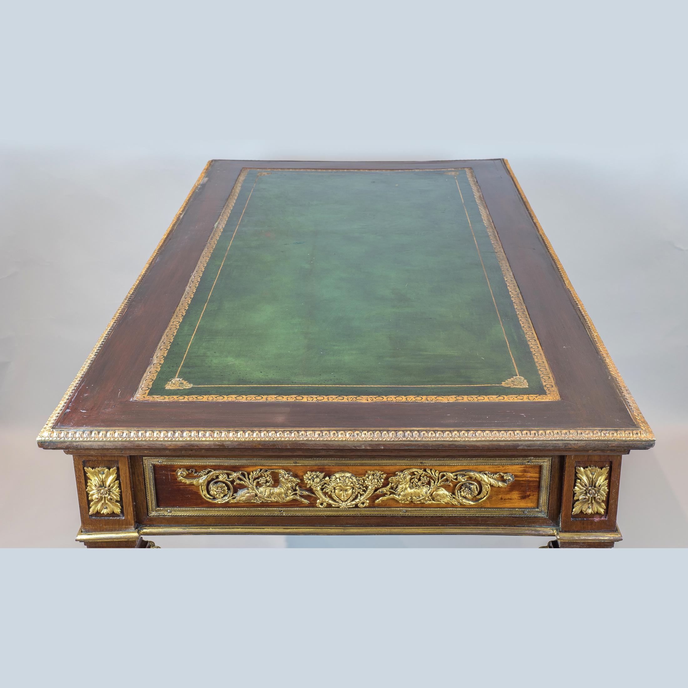 Vergoldeter Mahagoni-Schreibtisch im Louis XVI-Stil mit Bronzebeschlägen im Angebot 2