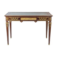 Mesa de escritorio de caoba con montura de bronce dorado estilo Luis XVI
