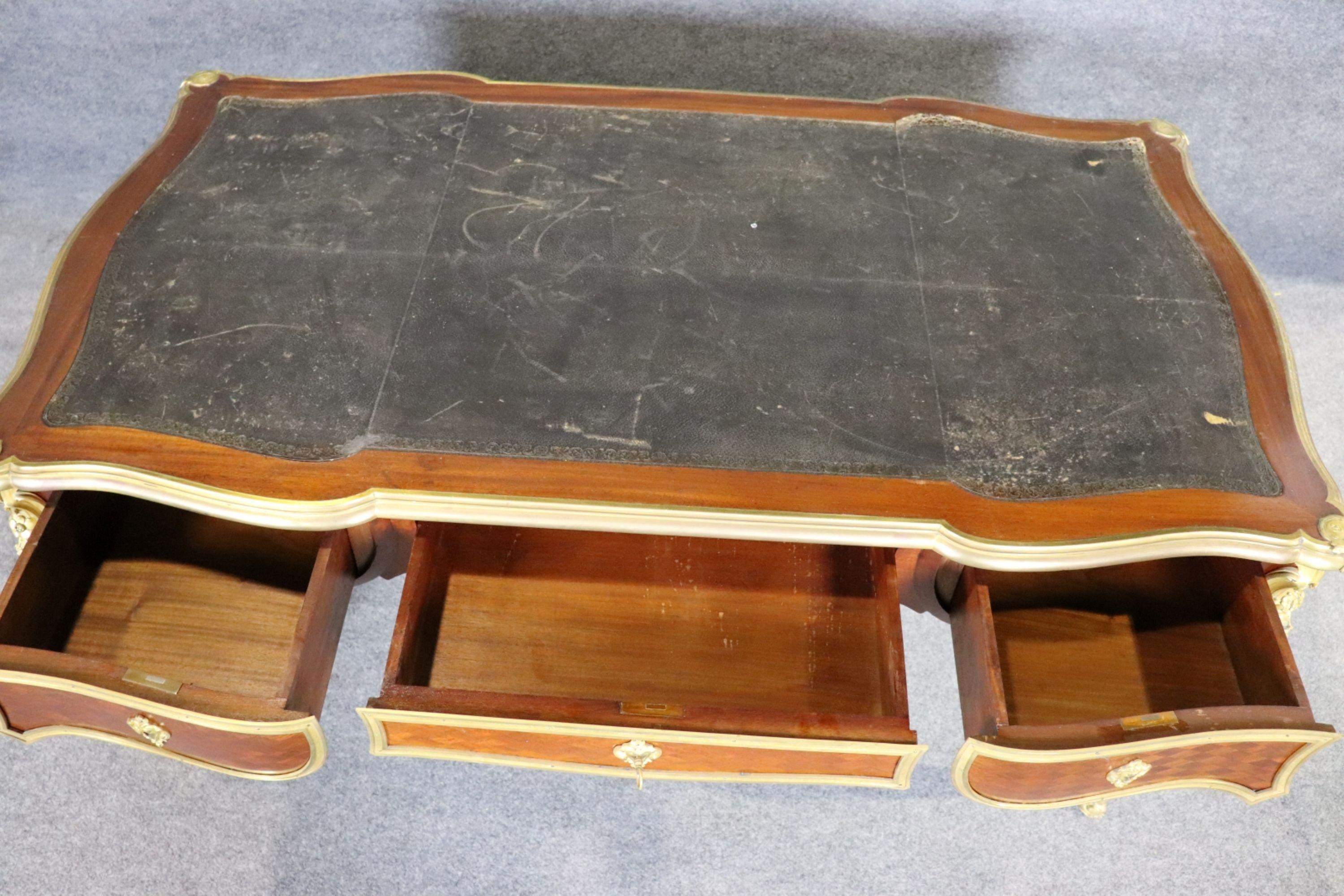 Francese Scrivania in stile Luigi XVI con piano in pelle intarsiata e montata in bronzo dorato in vendita
