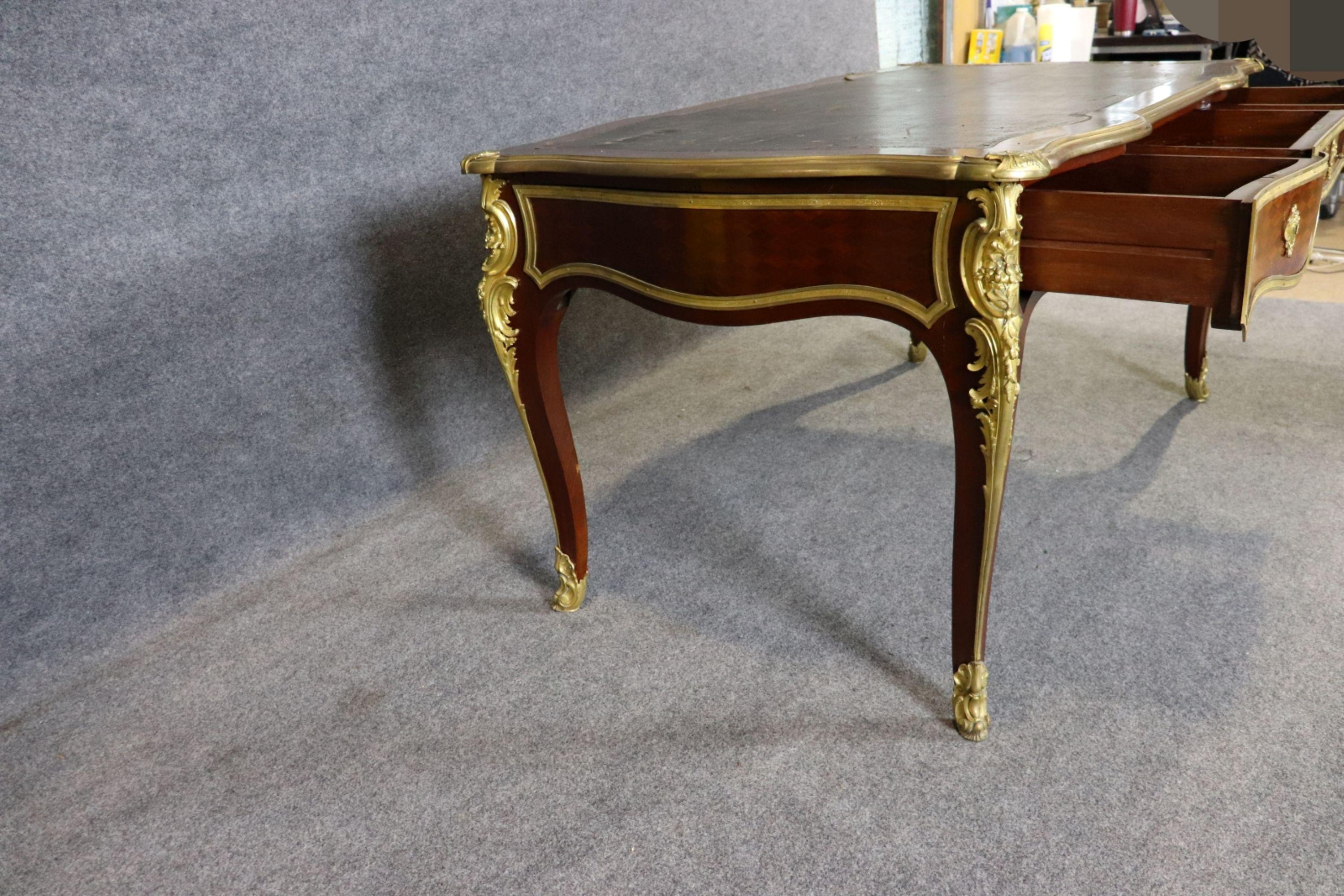 XIX secolo Scrivania in stile Luigi XVI con piano in pelle intarsiata e montata in bronzo dorato in vendita