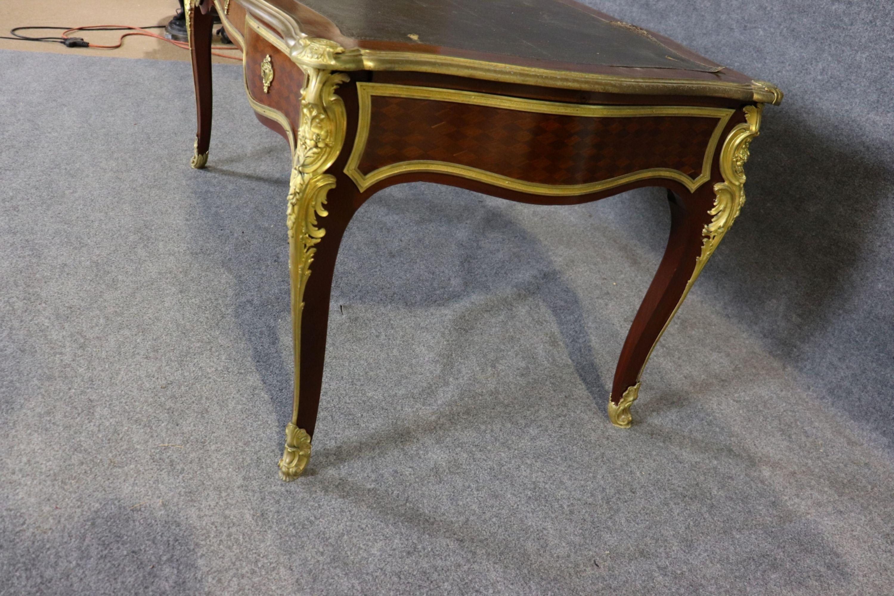 Bronzo Scrivania in stile Luigi XVI con piano in pelle intarsiata e montata in bronzo dorato in vendita