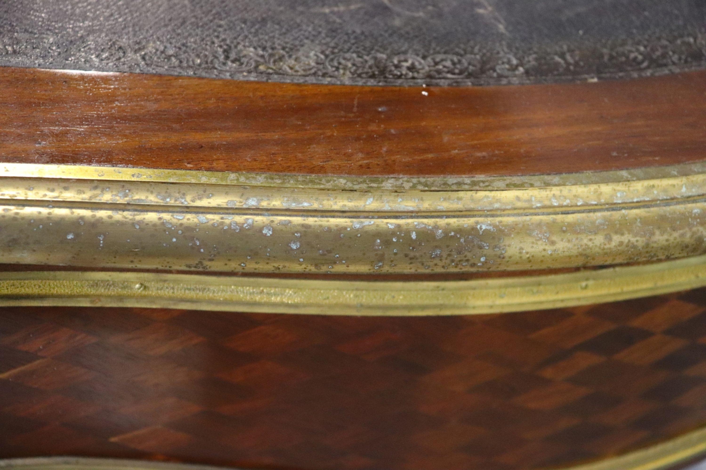 Scrivania in stile Luigi XVI con piano in pelle intarsiata e montata in bronzo dorato in vendita 1