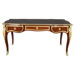 Scrivania in stile Luigi XVI con piano in pelle intarsiata e montata in bronzo dorato