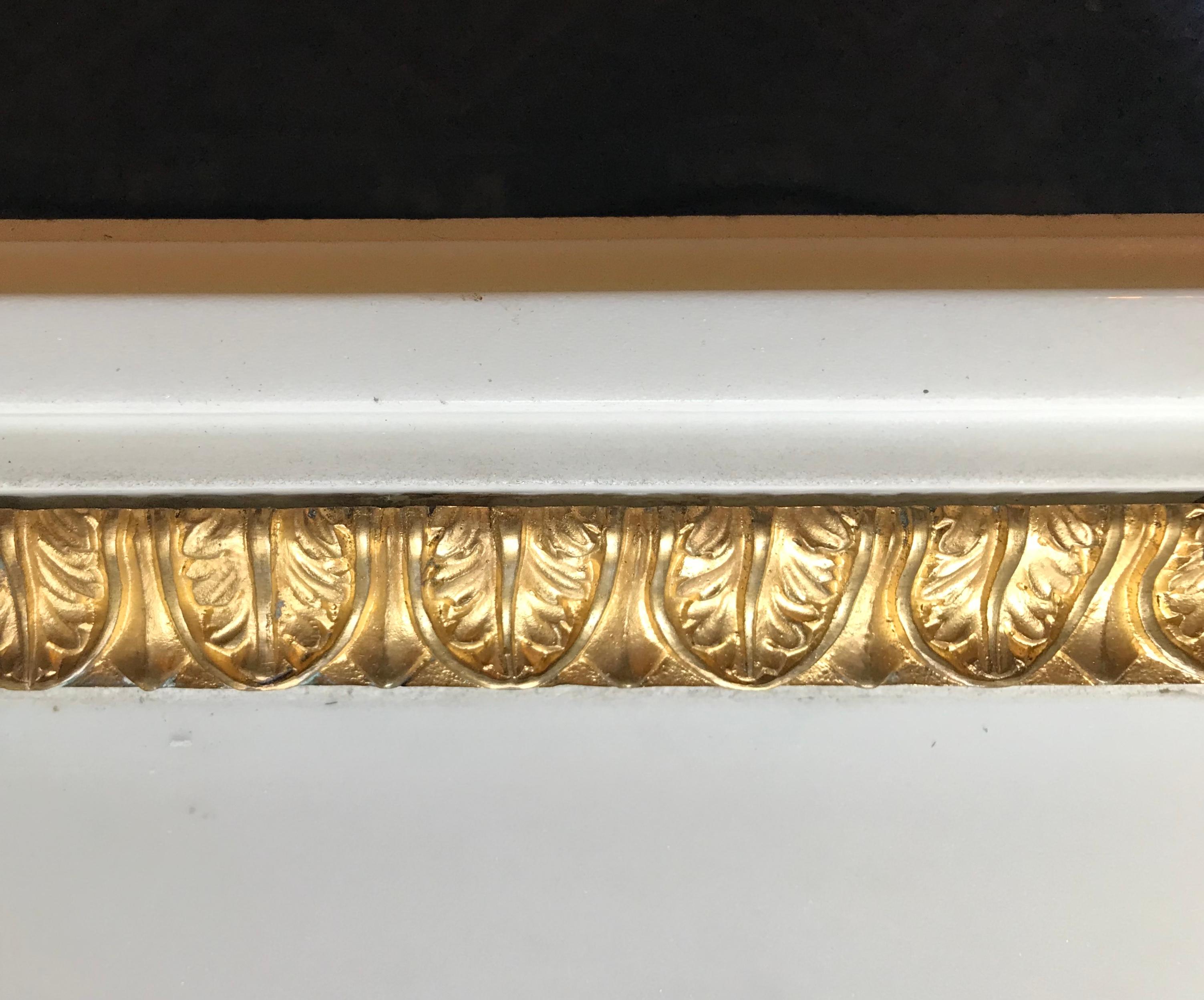 Cheminée de style Louis XVI montée sur bronze doré et marbre statuaire en vente 3