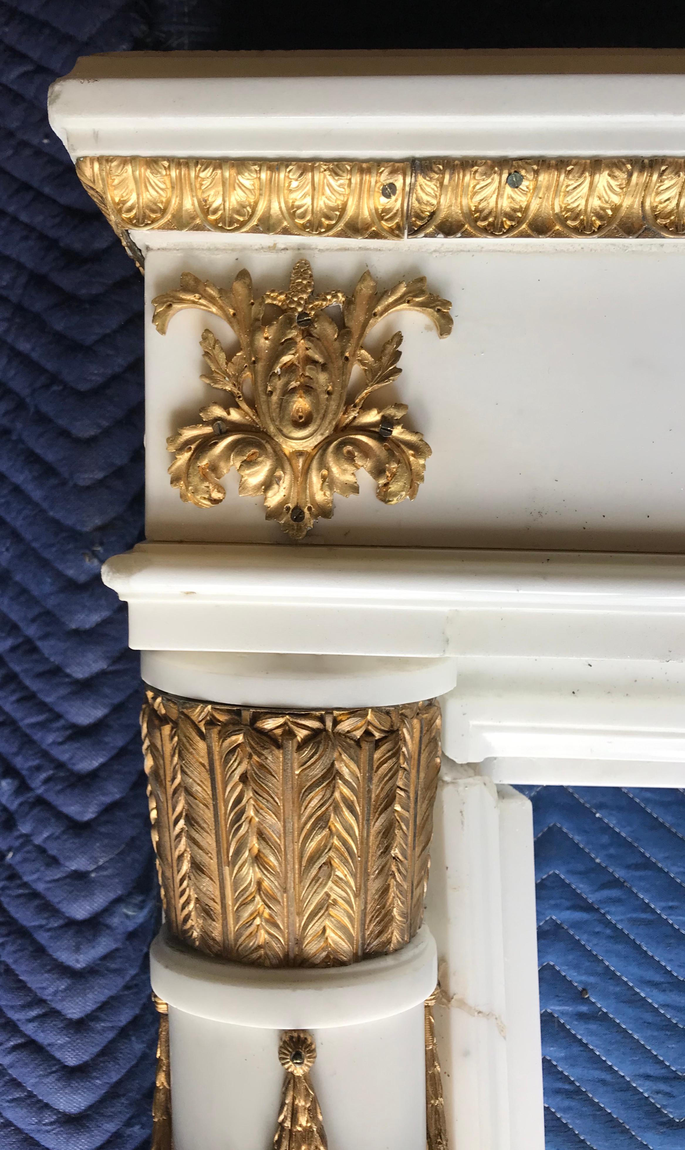 Cheminée de style Louis XVI montée sur bronze doré et marbre statuaire Bon état - En vente à Pittsburgh, PA