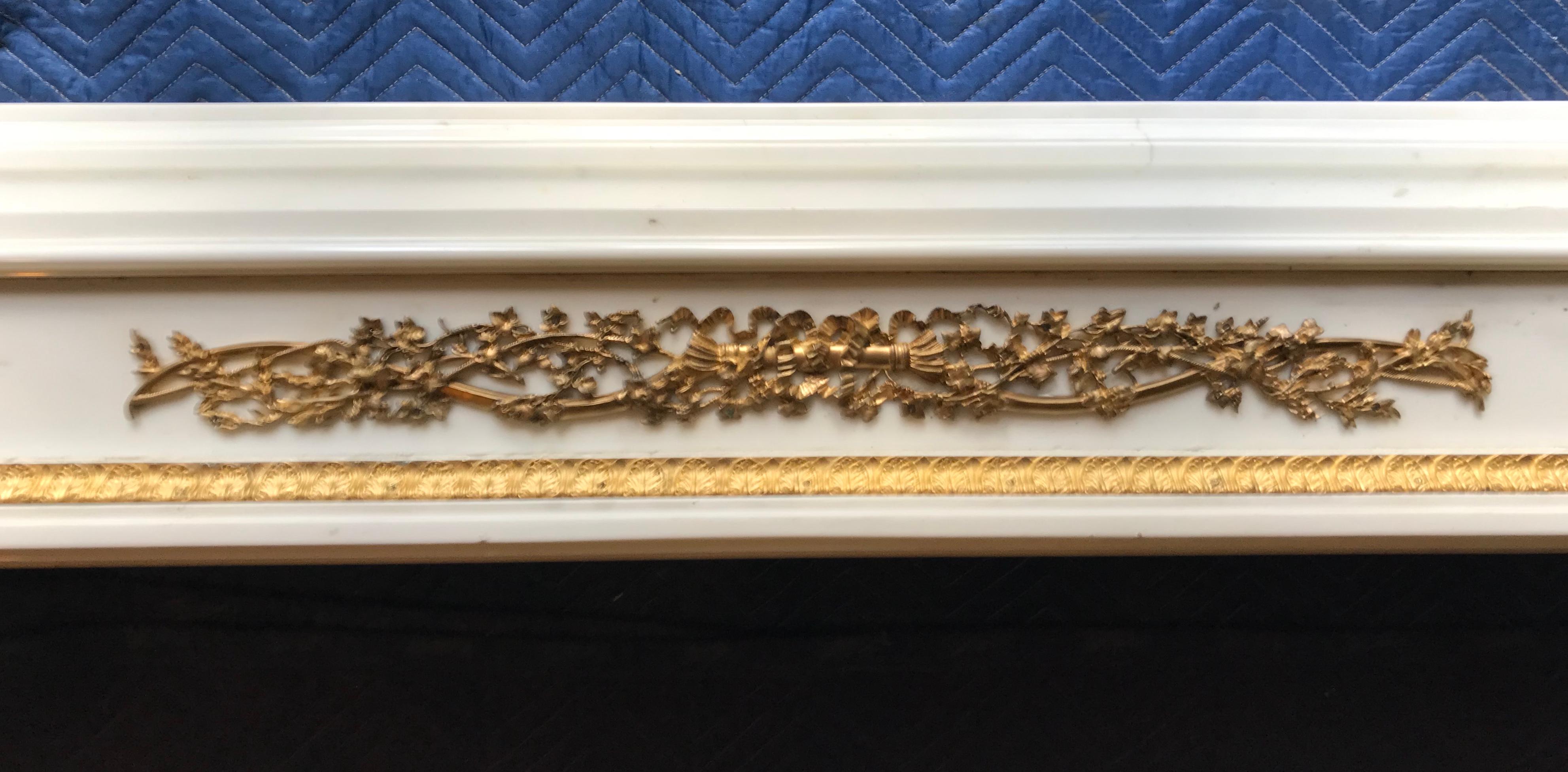 XIXe siècle Cheminée de style Louis XVI montée sur bronze doré et marbre statuaire en vente