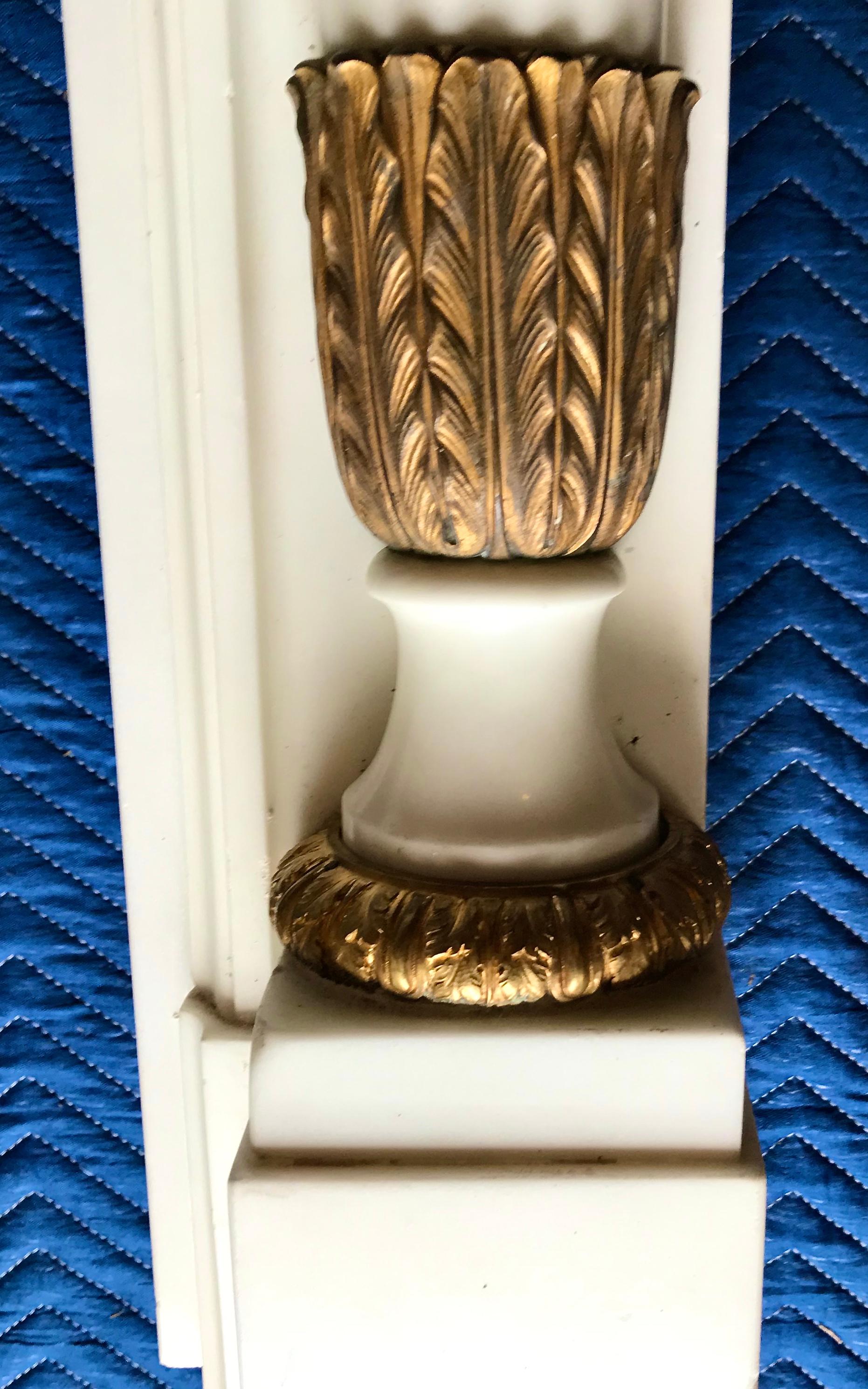 Cheminée de style Louis XVI montée sur bronze doré et marbre statuaire en vente 1