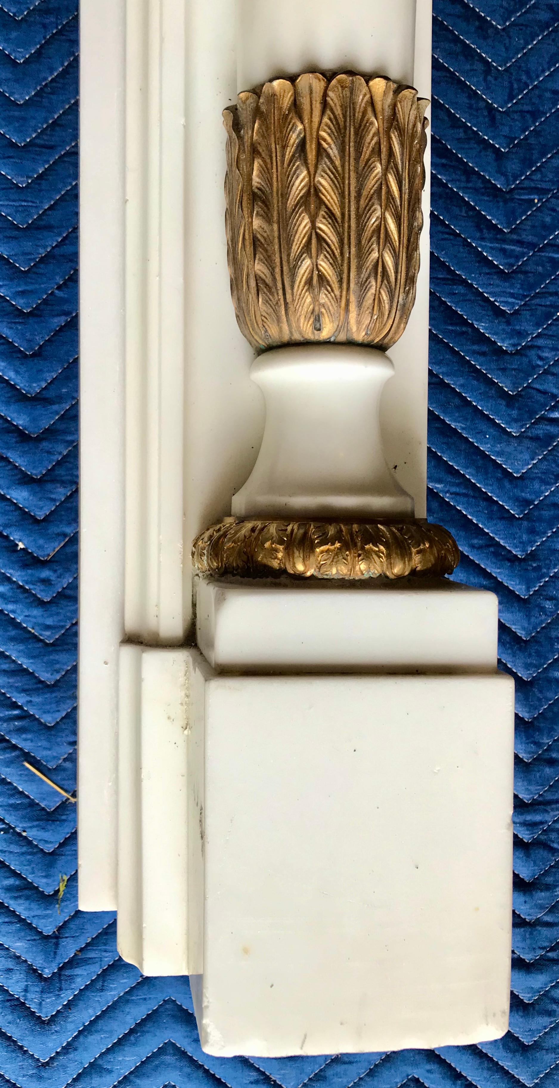 Cheminée de style Louis XVI montée sur bronze doré et marbre statuaire en vente 2