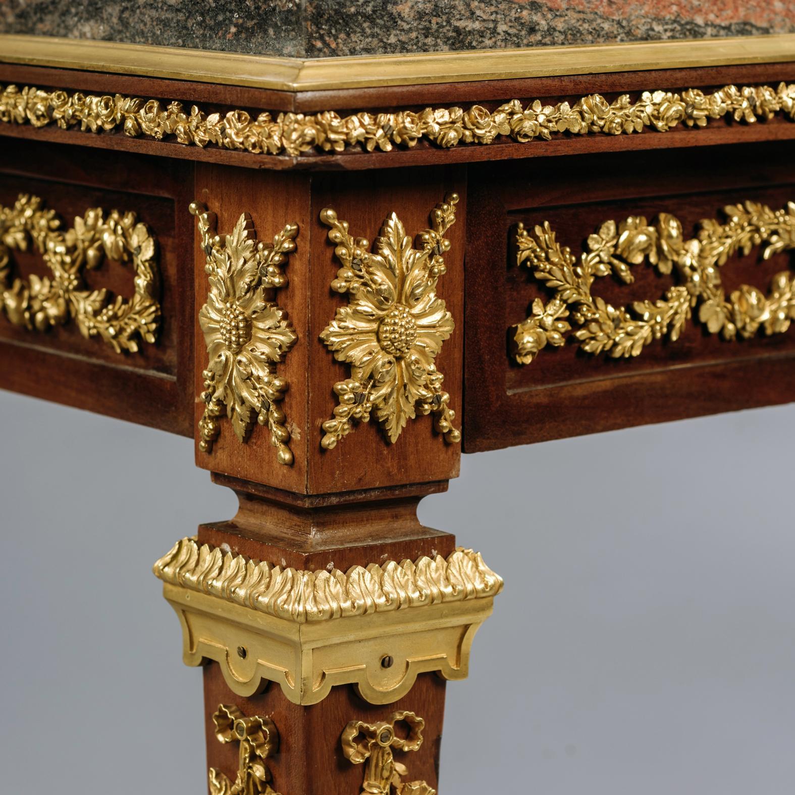 Table de style Louis XVI montée sur bronze doré avec un plateau en marbre. Français, vers 1890 Bon état - En vente à Brighton, West Sussex