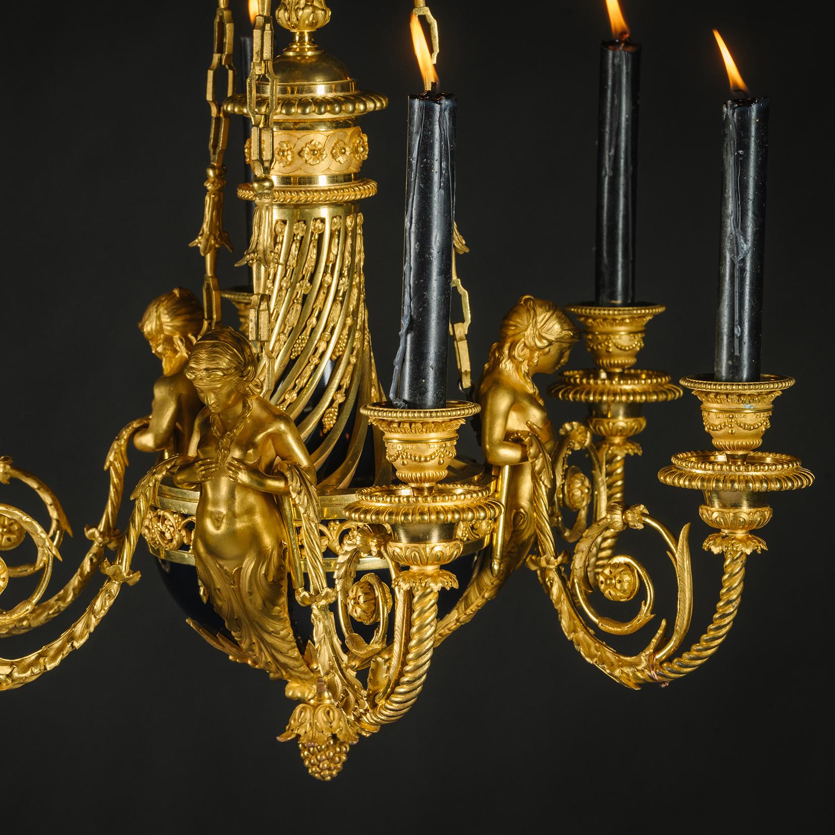Français Lustre à six lumières 'aux Termes' de style Louis XVI en bronze doré en vente