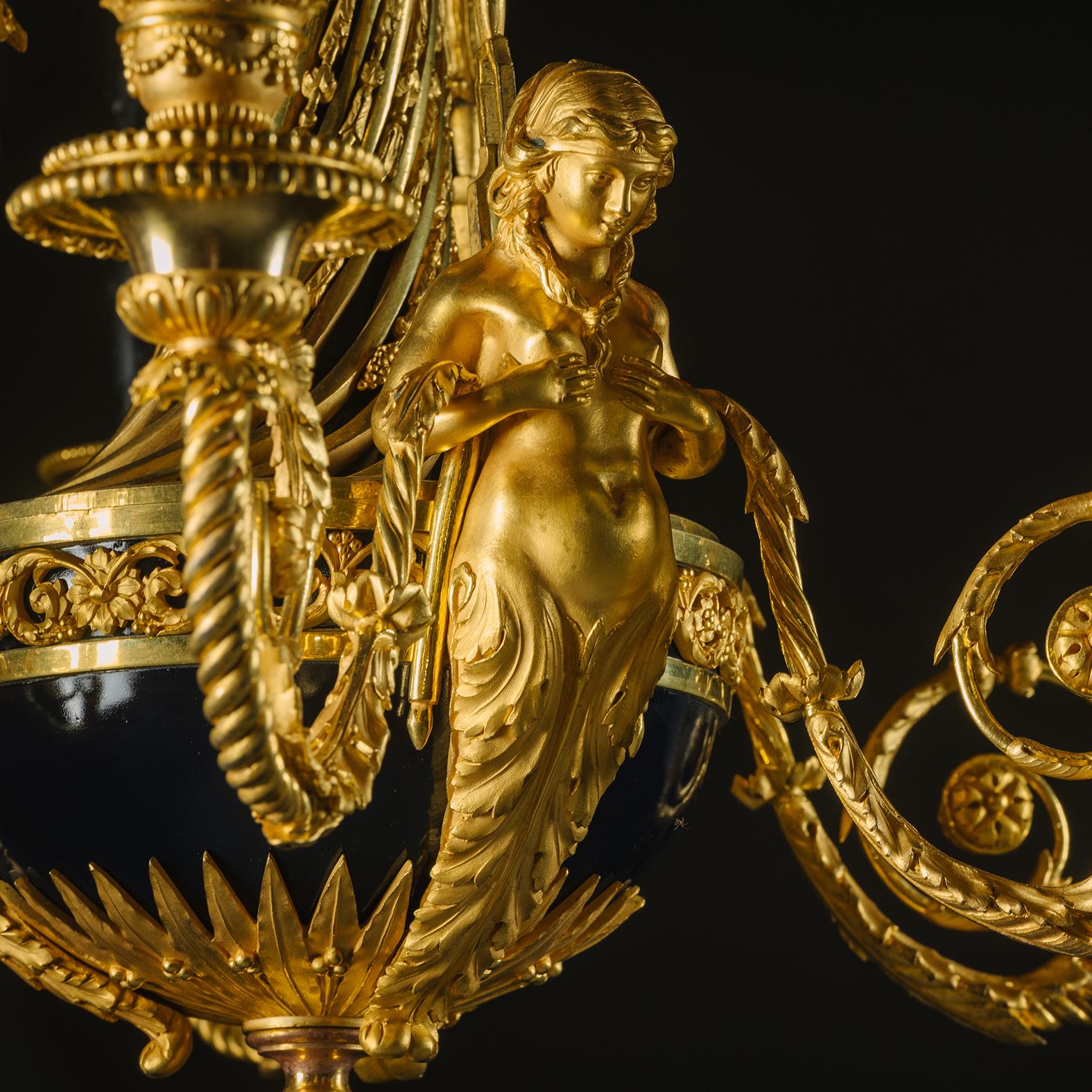 XIXe siècle Lustre à six lumières 'aux Termes' de style Louis XVI en bronze doré en vente