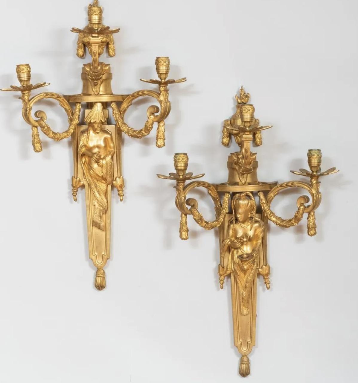 Dreistöckiges Wandleuchterpaar aus vergoldeter Bronze im Louis-XVI.-Stil (Louis XVI.) im Angebot