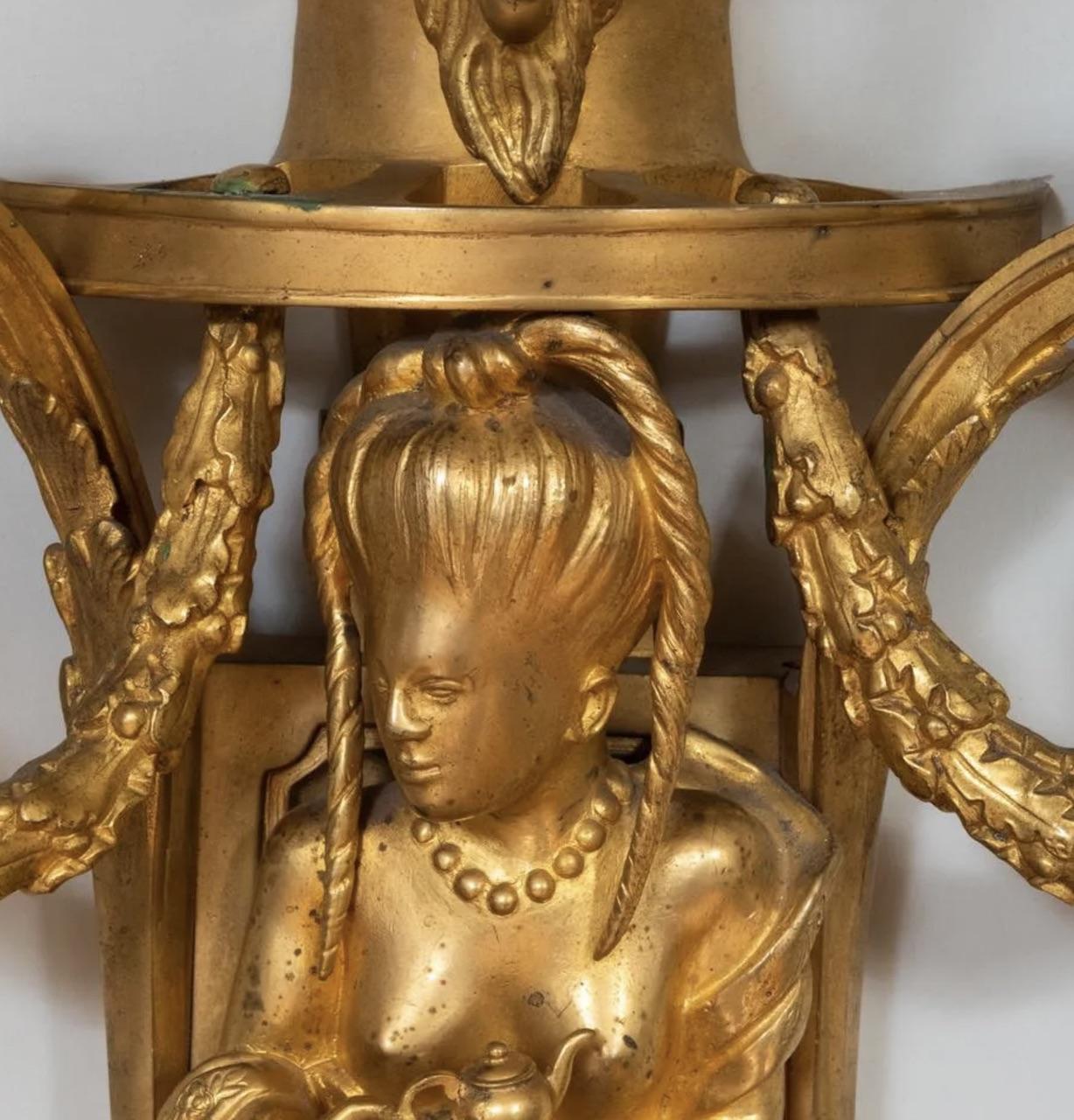 Dreistöckiges Wandleuchterpaar aus vergoldeter Bronze im Louis-XVI.-Stil (Gegossen) im Angebot