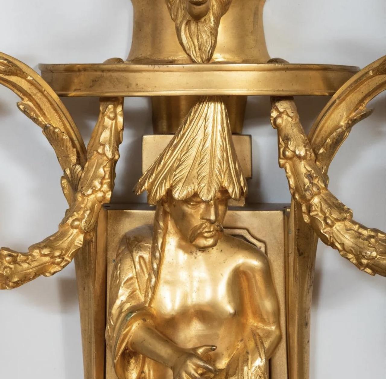 Dreistöckiges Wandleuchterpaar aus vergoldeter Bronze im Louis-XVI.-Stil im Zustand „Gut“ im Angebot in New York, NY