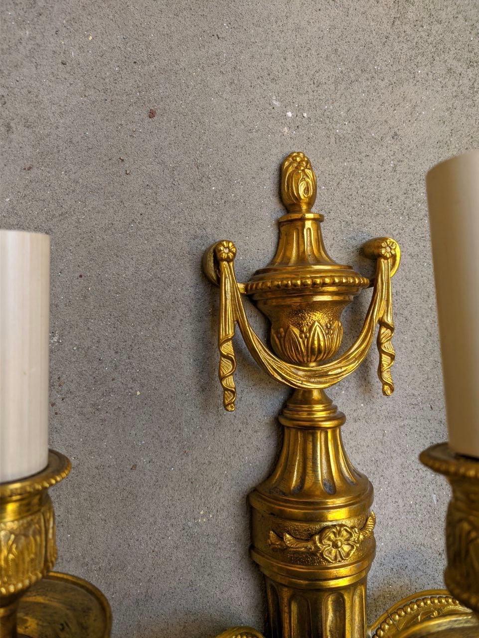 italien Applique à trois lumières de style Louis XVI en bronze doré de Gherardo Degli Albizzi en vente