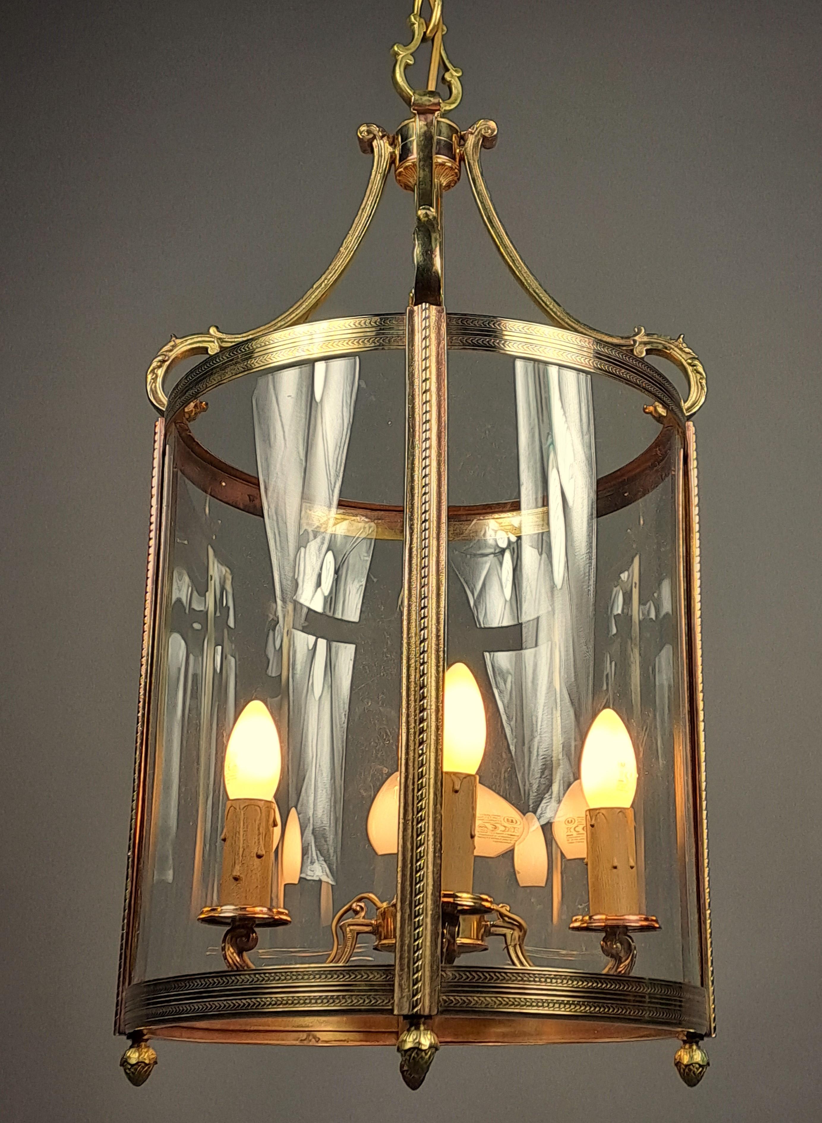 Vestibül-Laterne im Louis XVI-Stil aus vergoldeter Bronze (Vergoldet) im Angebot