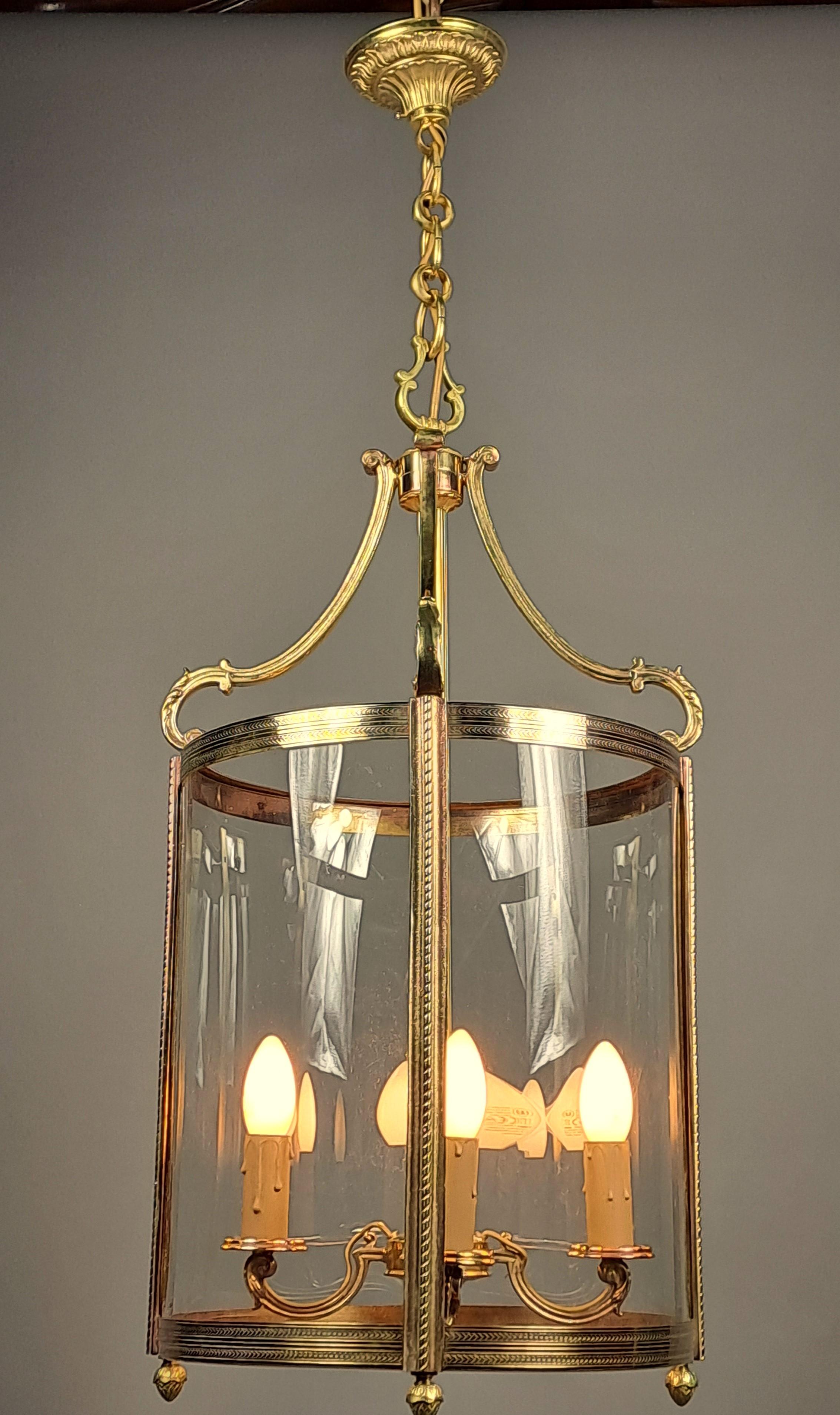 Vestibül-Laterne im Louis XVI-Stil aus vergoldeter Bronze im Zustand „Gut“ im Angebot in BARSAC, FR