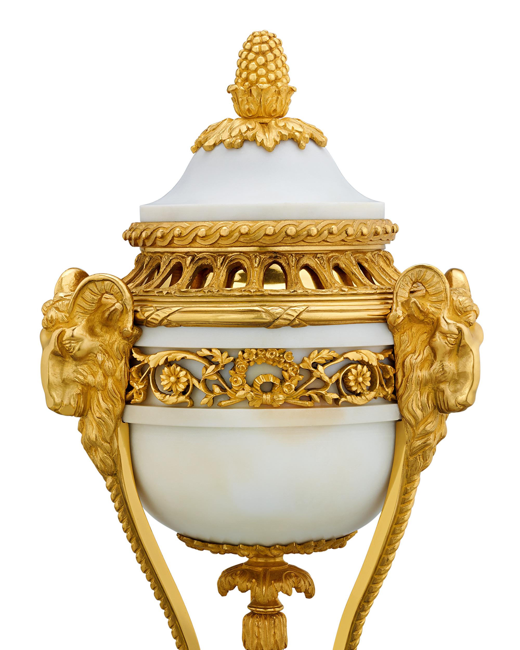 Vergoldete Marmorvasen im Louis-XVI-Stil im Zustand „Hervorragend“ im Angebot in New Orleans, LA