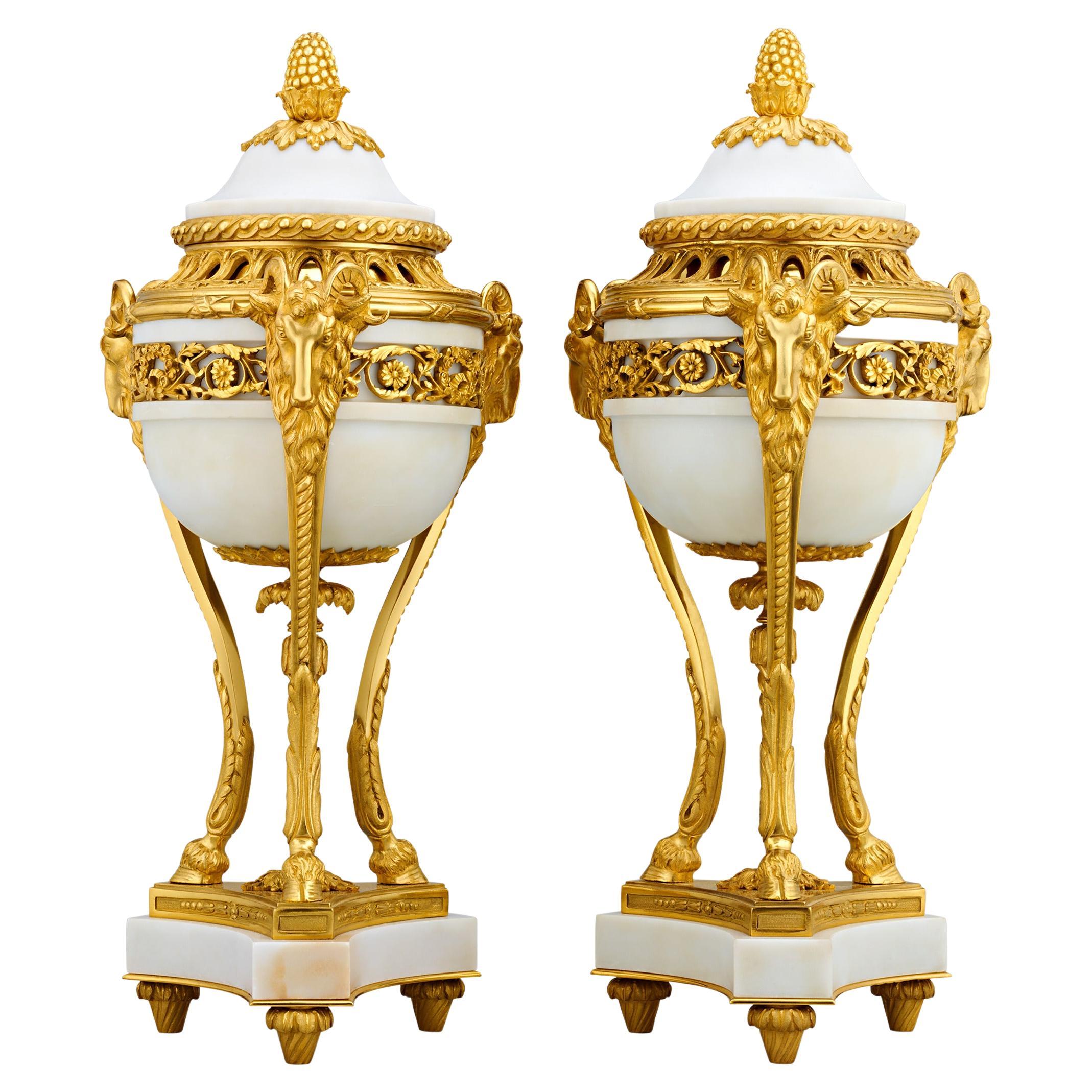 Vergoldete Marmorvasen im Louis-XVI-Stil