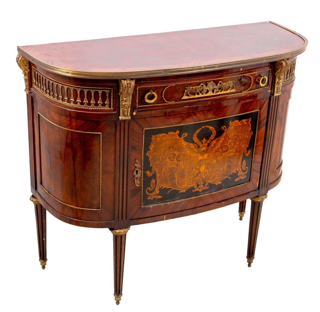 Commode Demilune in stile Luigi XVI con intarsio di Kingwood e intarsio a penna montata su metallo dorato, 20° secolo. Il piano intarsiato in parquet sovrasta un cassetto a fregio e un armadietto sottostante su gambe scanalate e affusolate con piedi