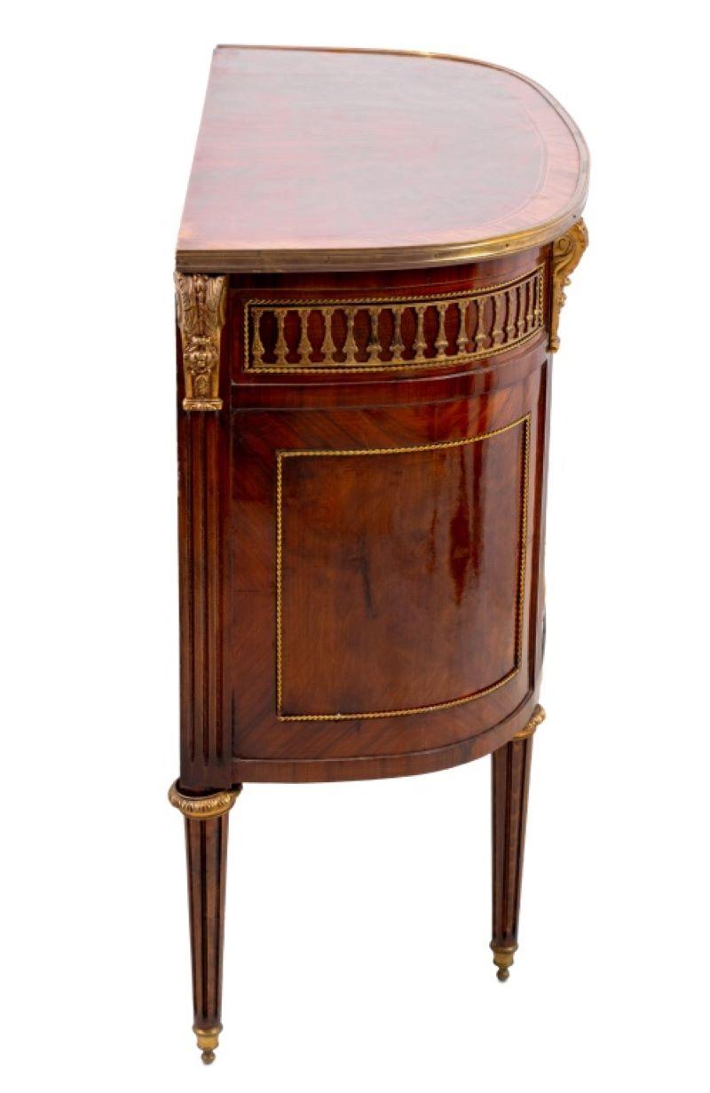 Neoclassico Commode in metallo dorato e legno di Re in stile Luigi XVI in vendita