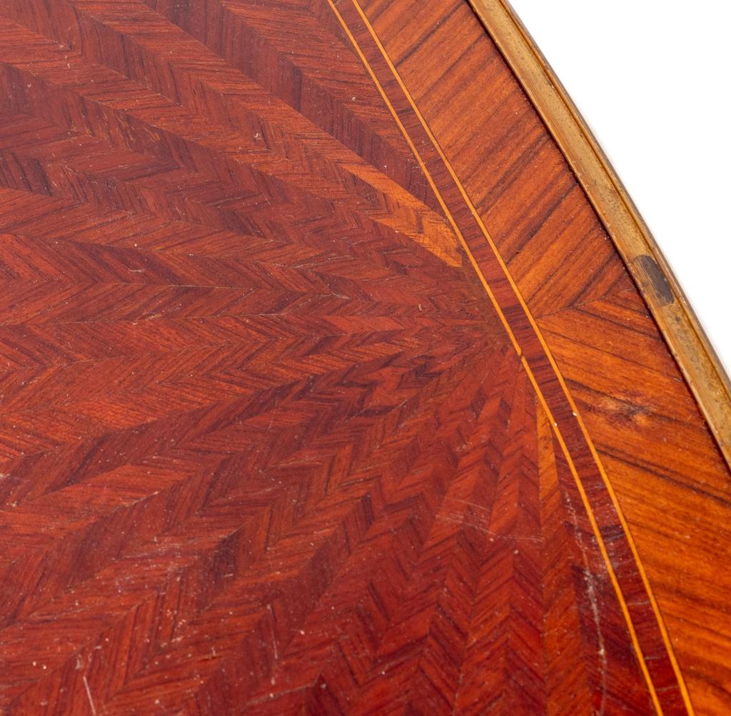 Europeo Commode in metallo dorato e legno di Re in stile Luigi XVI in vendita
