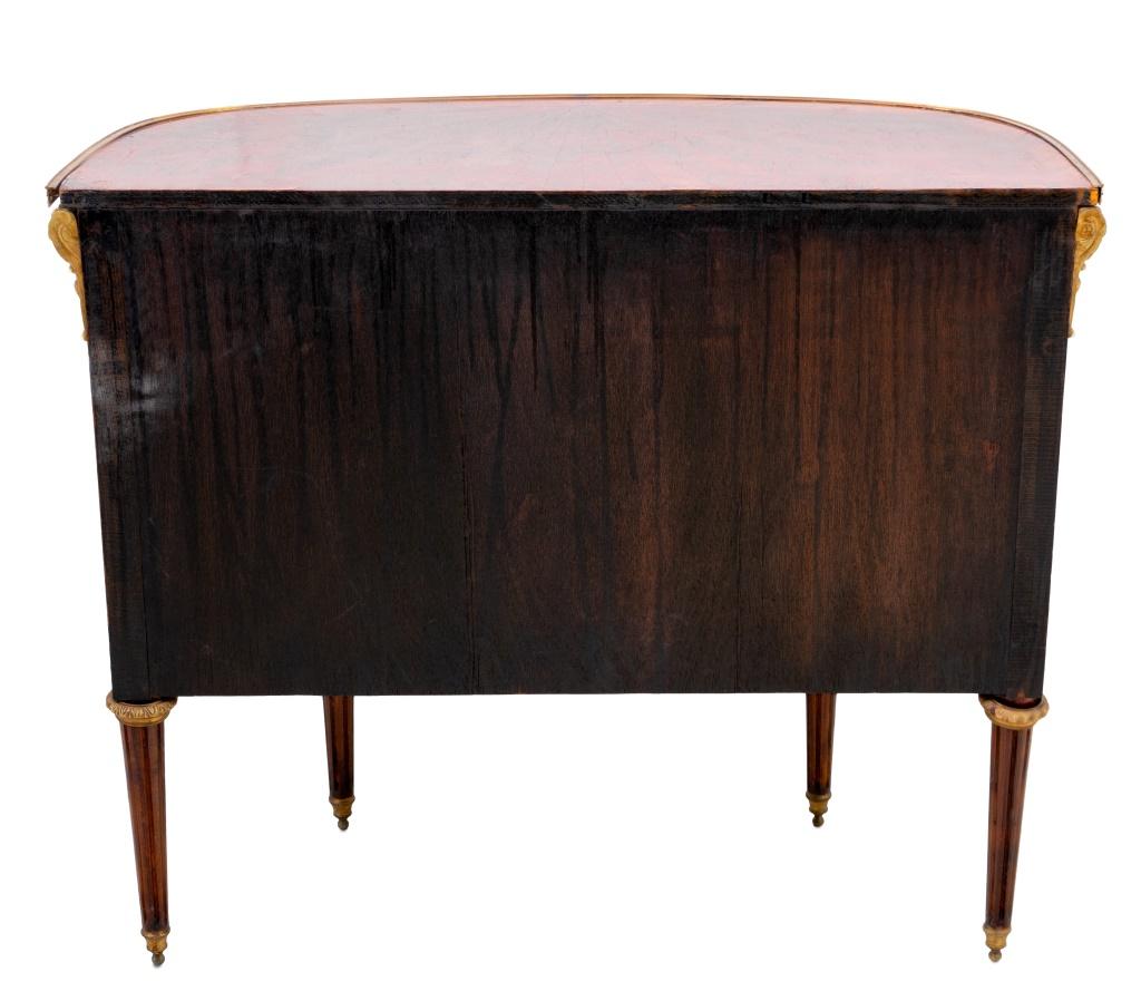 Commode in metallo dorato e legno di Re in stile Luigi XVI In condizioni buone in vendita a Astoria, NY