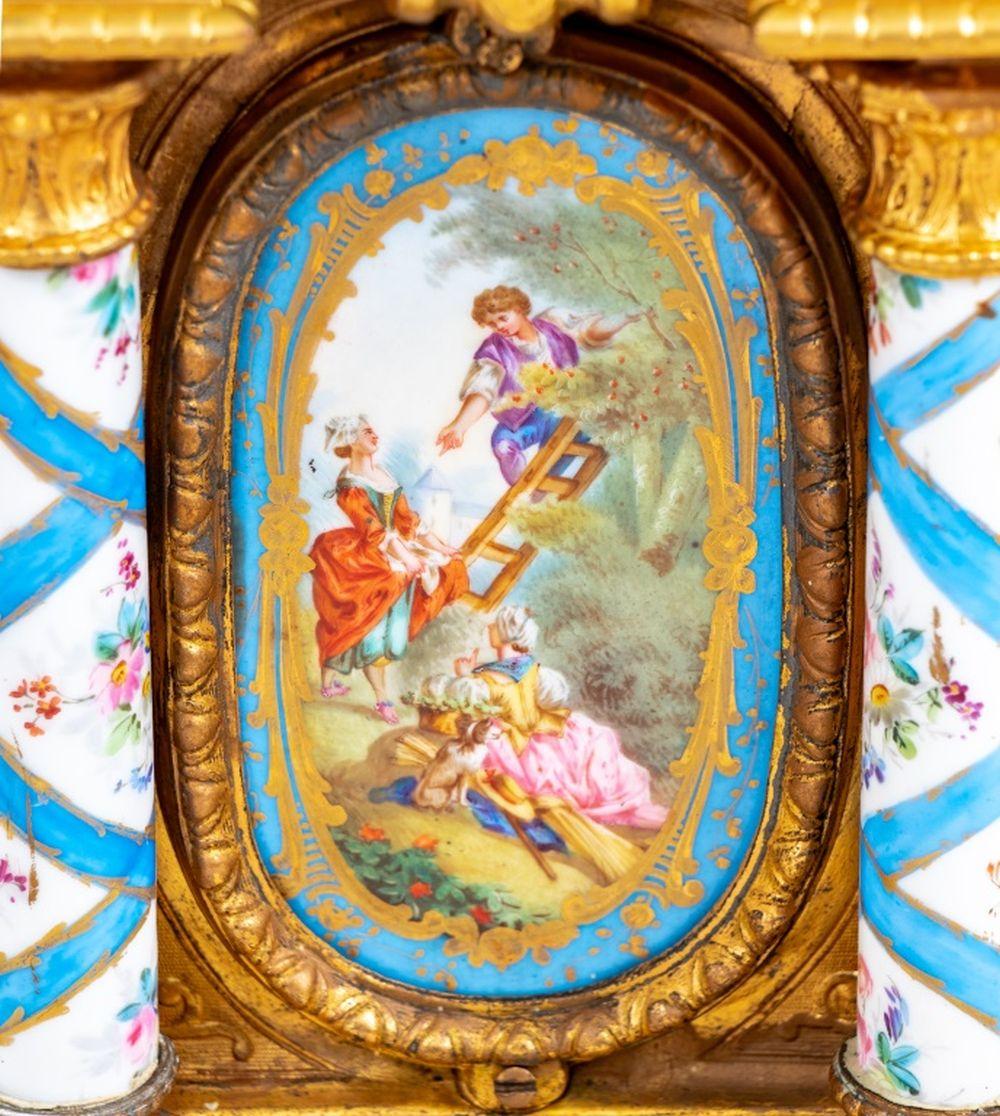 Français Pendule de cheminée en métal doré et Sèvres de style Louis XVI en vente