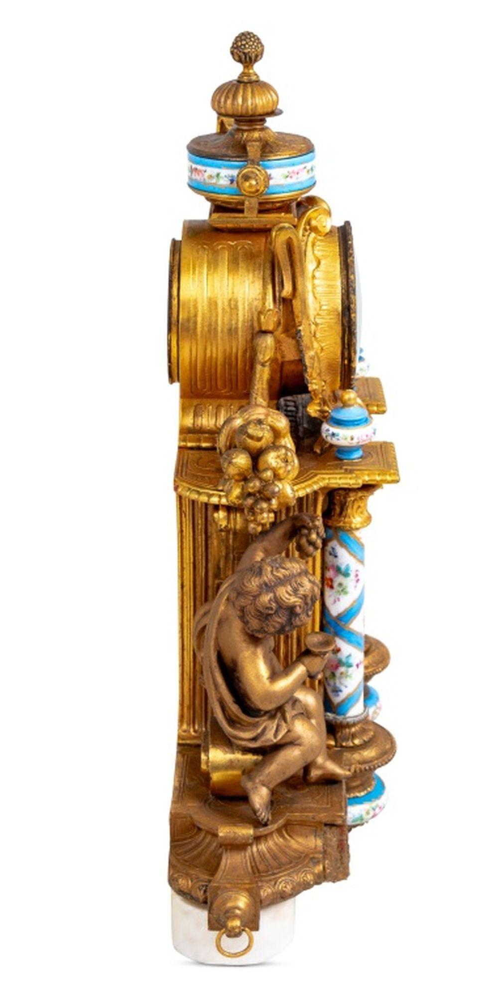 Pendule de cheminée en métal doré et Sèvres de style Louis XVI Bon état - En vente �à Astoria, NY