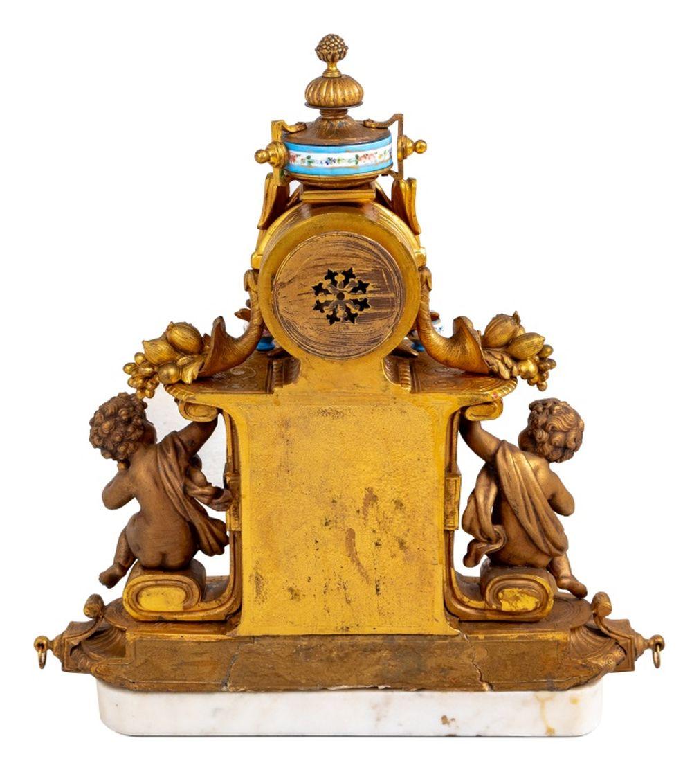 XIXe siècle Pendule de cheminée en métal doré et Sèvres de style Louis XVI en vente
