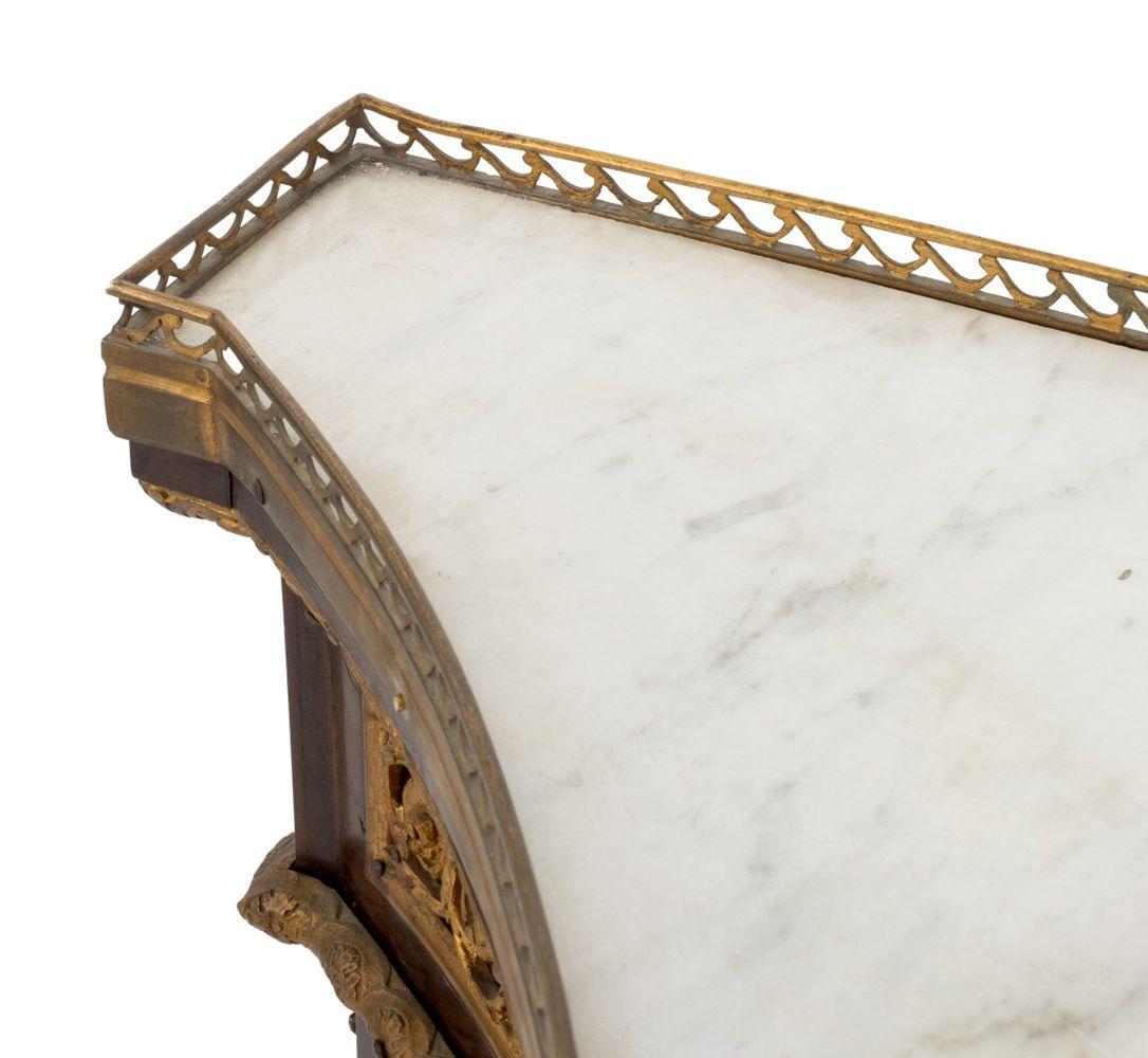 Meuble d'Appui in stile Luigi XVI in metallo dorato e mogano in vendita 1