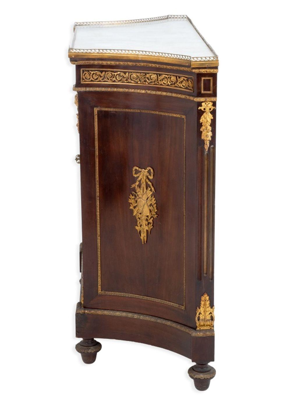Meuble d'Appui in stile Luigi XVI in metallo dorato e mogano in vendita 3