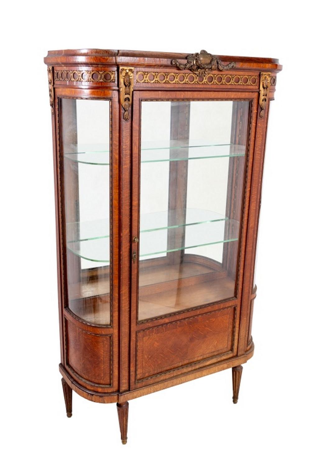 Vitrina de Roble Estilo Luis XVI Montada en Metal Dorado Europeo en venta