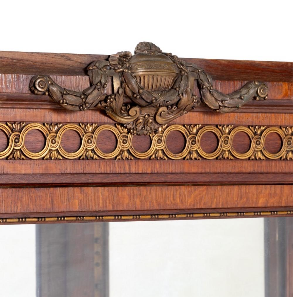Vitrina de Roble Estilo Luis XVI Montada en Metal Dorado en Bueno estado para la venta en Astoria, NY