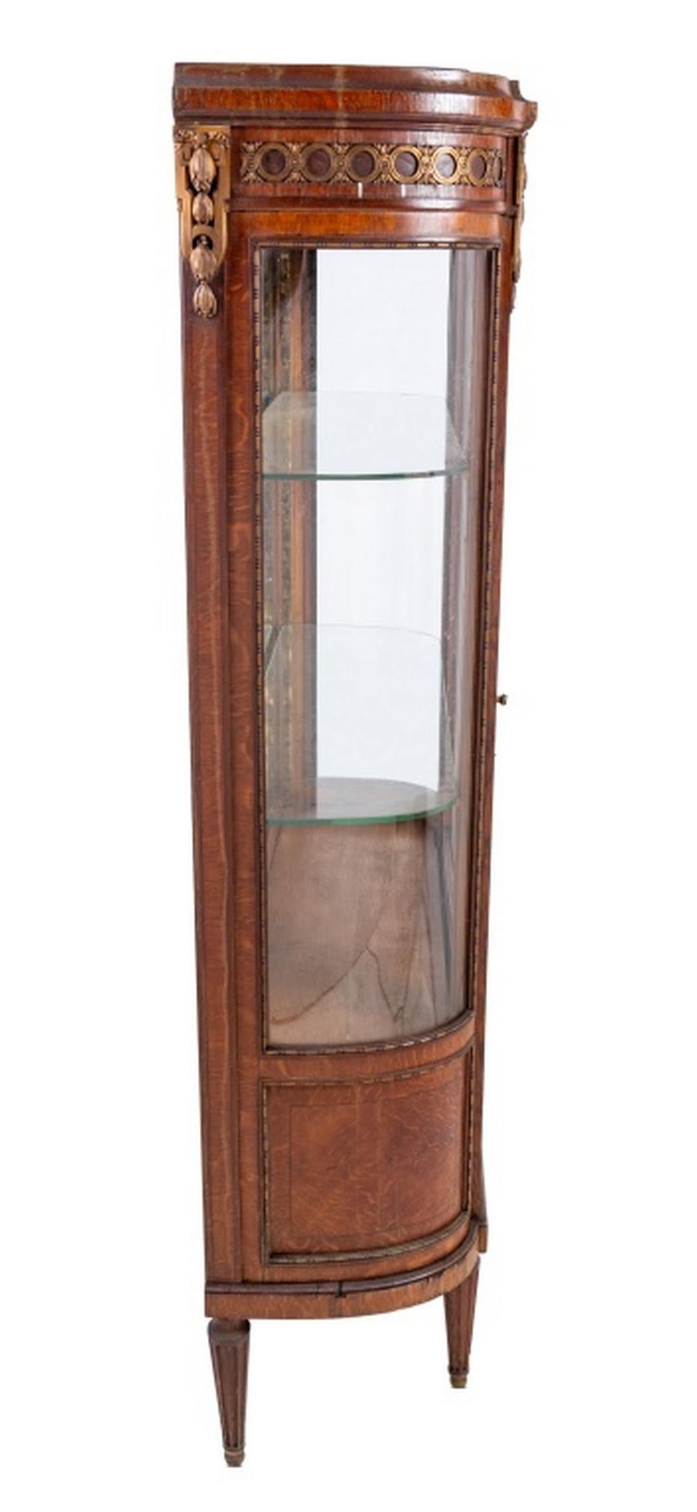 Vitrina de Roble Estilo Luis XVI Montada en Metal Dorado siglo XX en venta