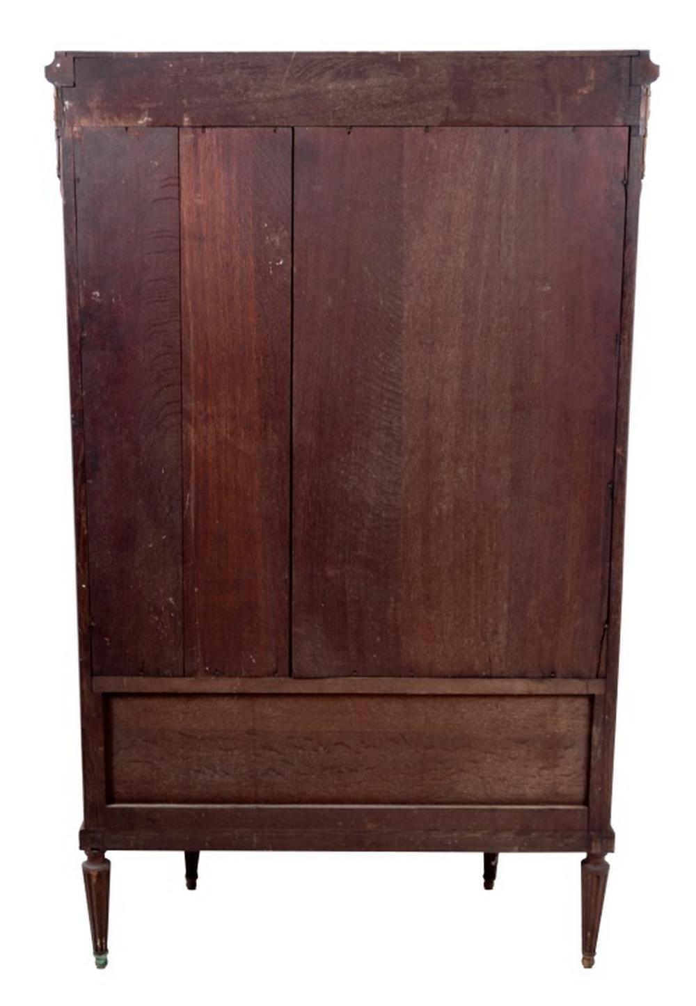 Vitrina de Roble Estilo Luis XVI Montada en Metal Dorado Vidrio en venta