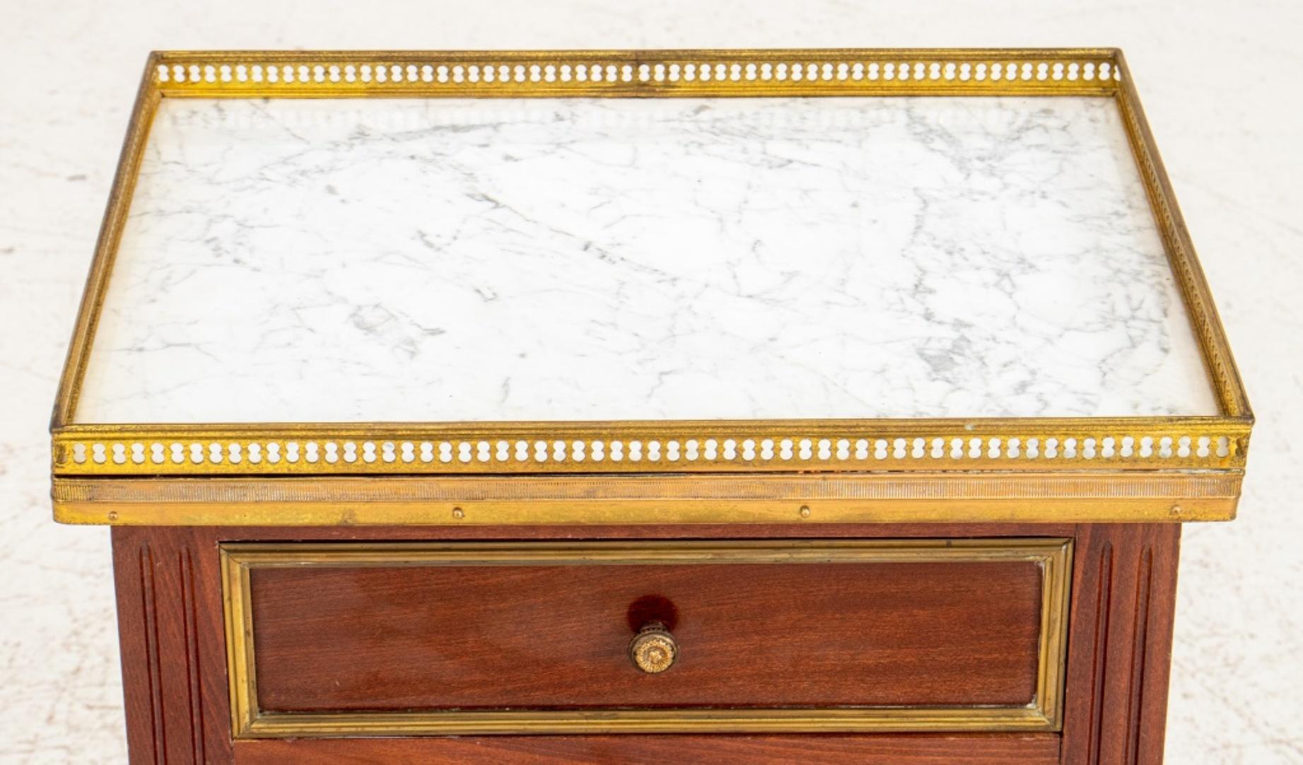 Doré Table d'appoint de style Louis XVI montée sur métal doré en vente