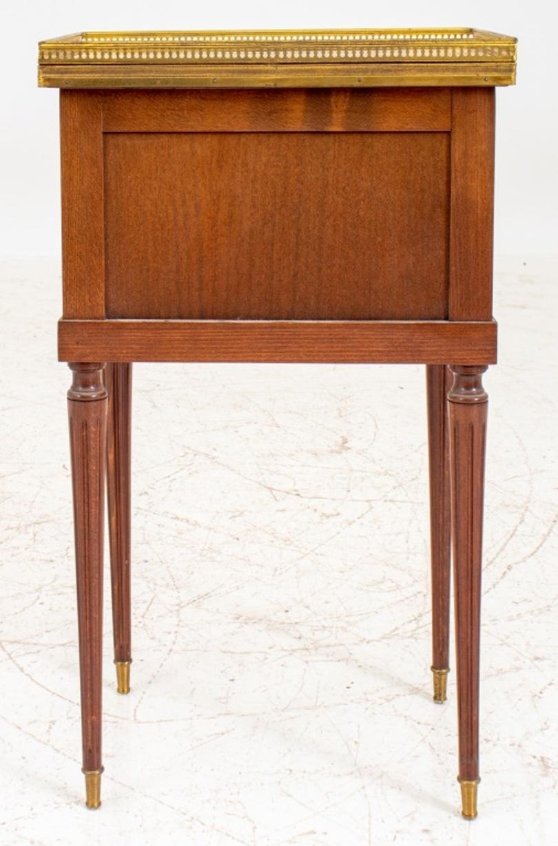 Métal Table d'appoint de style Louis XVI montée sur métal doré en vente