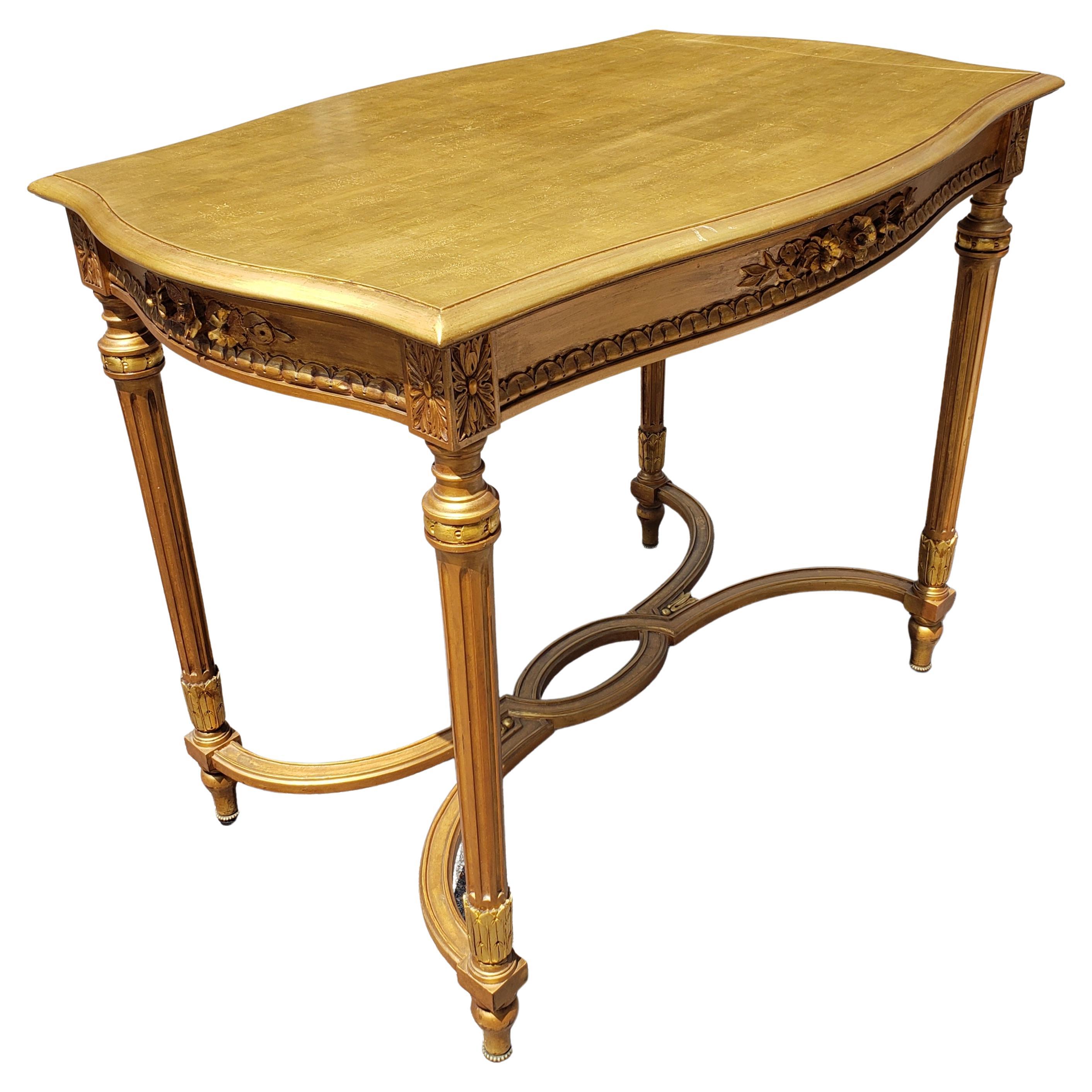 Table centrale de style Louis XVI peinte et dorée avec support extensible Bon état - En vente à Germantown, MD