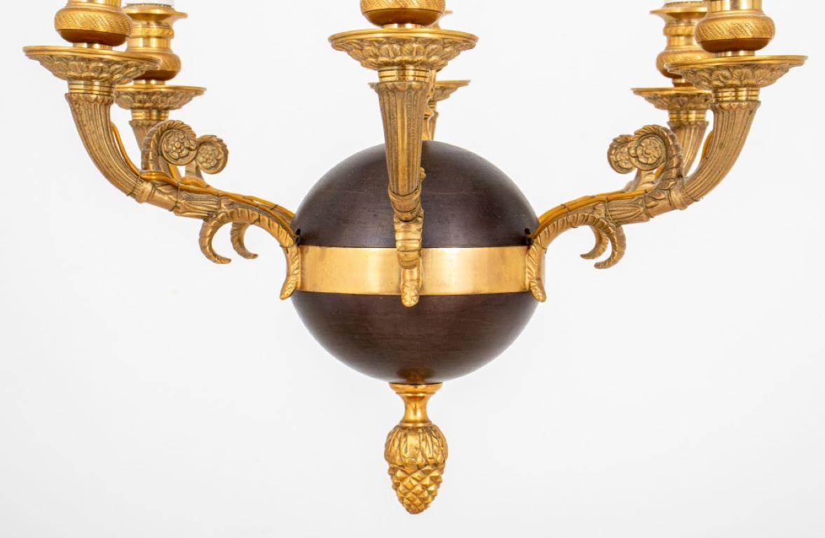 Louis XVI Stil Vergoldete & Patinierte Bronze Kronleuchter im Zustand „Gut“ im Angebot in New York, NY