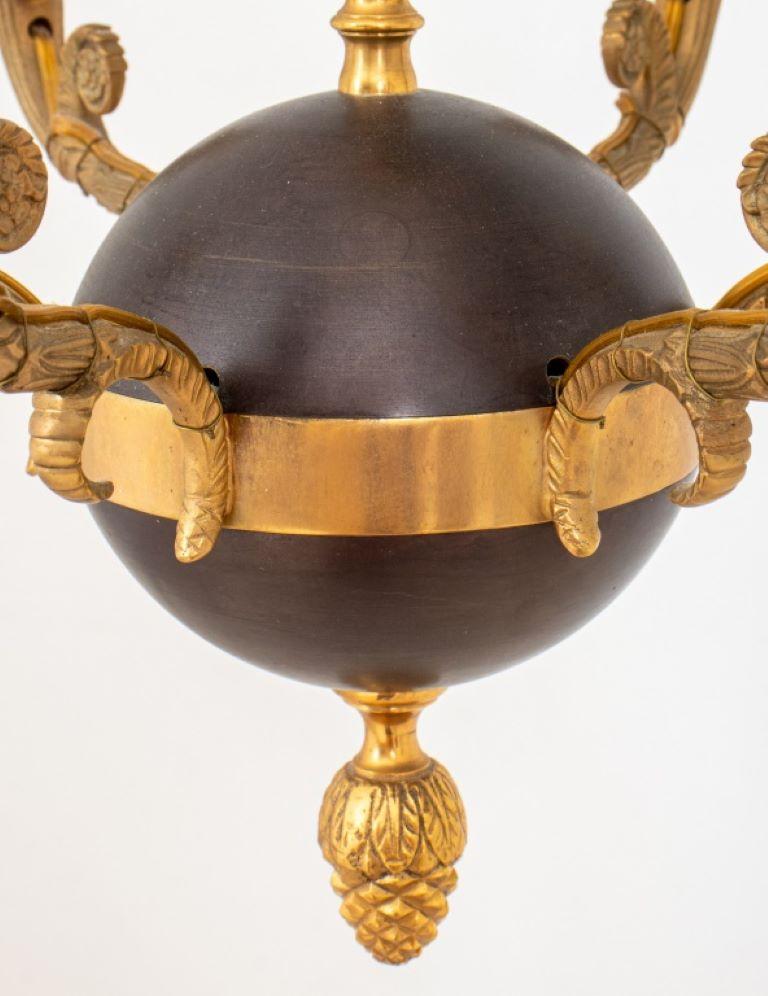 Louis XVI Stil Vergoldete & Patinierte Bronze Kronleuchter im Angebot 4