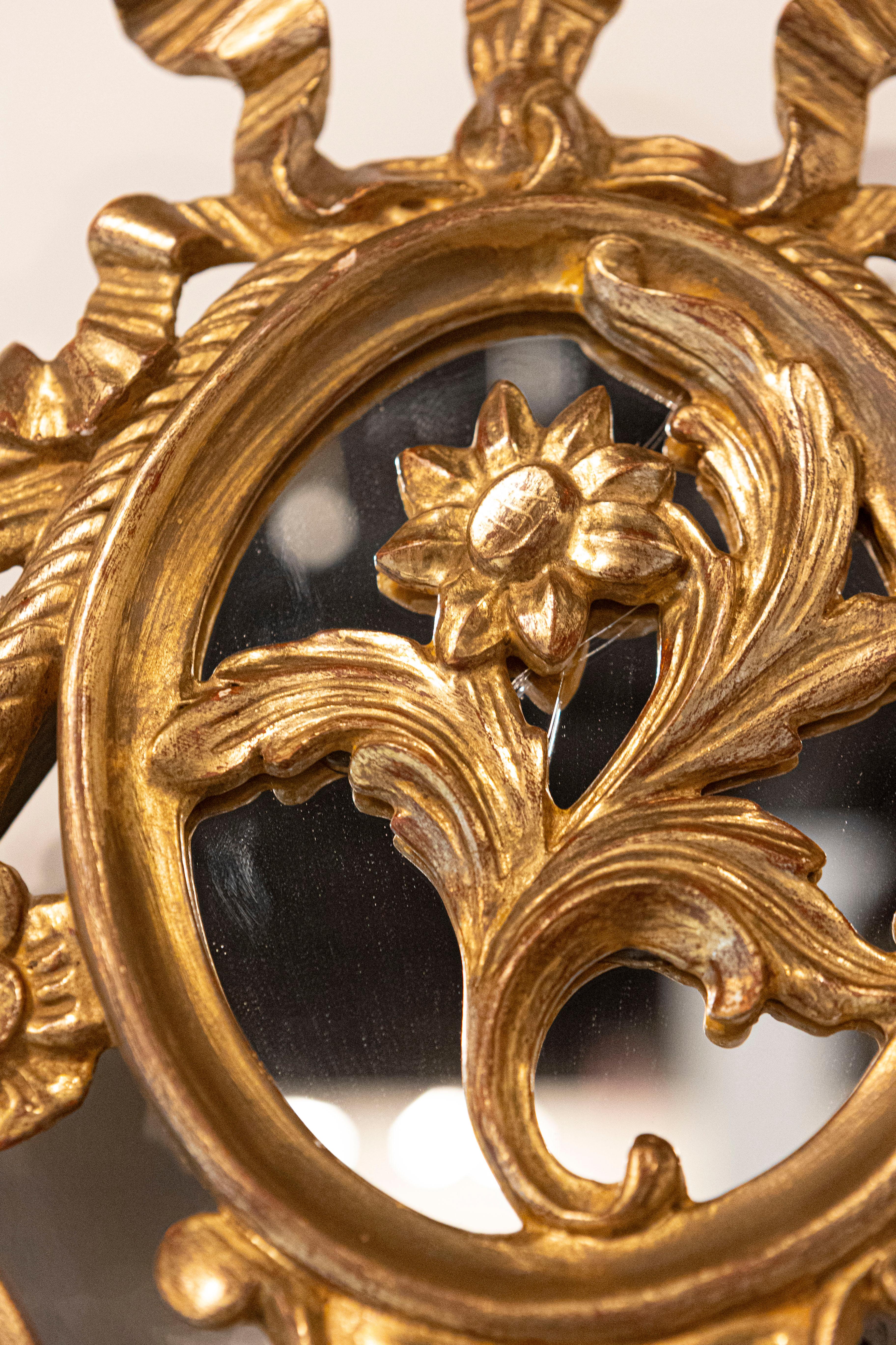 Français Miroir en bois doré de style Louis XVI avec crête et pompons sculptés à motifs floraux en vente