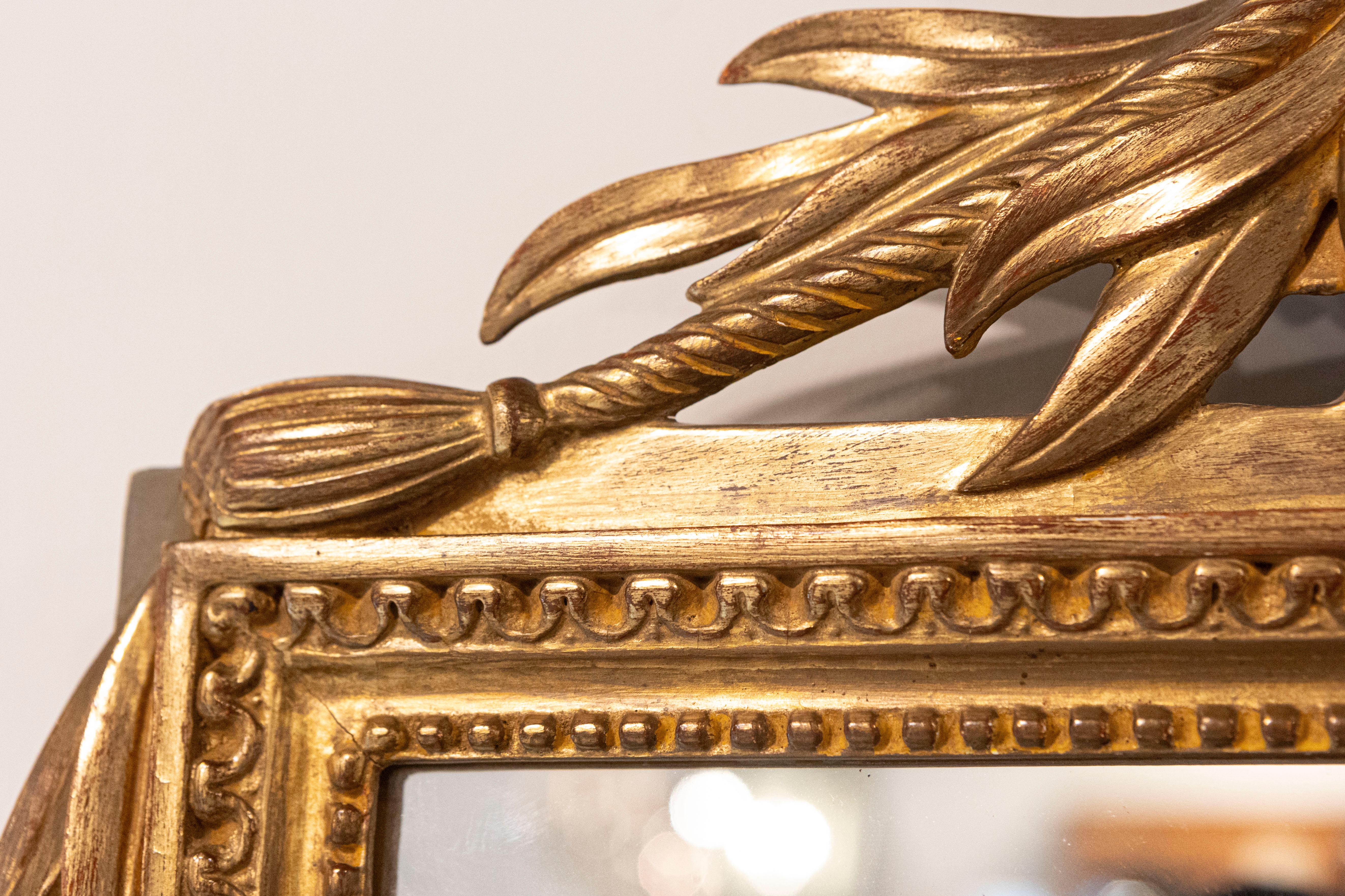 Miroir en bois doré de style Louis XVI avec crête et pompons sculptés à motifs floraux Bon état - En vente à Atlanta, GA