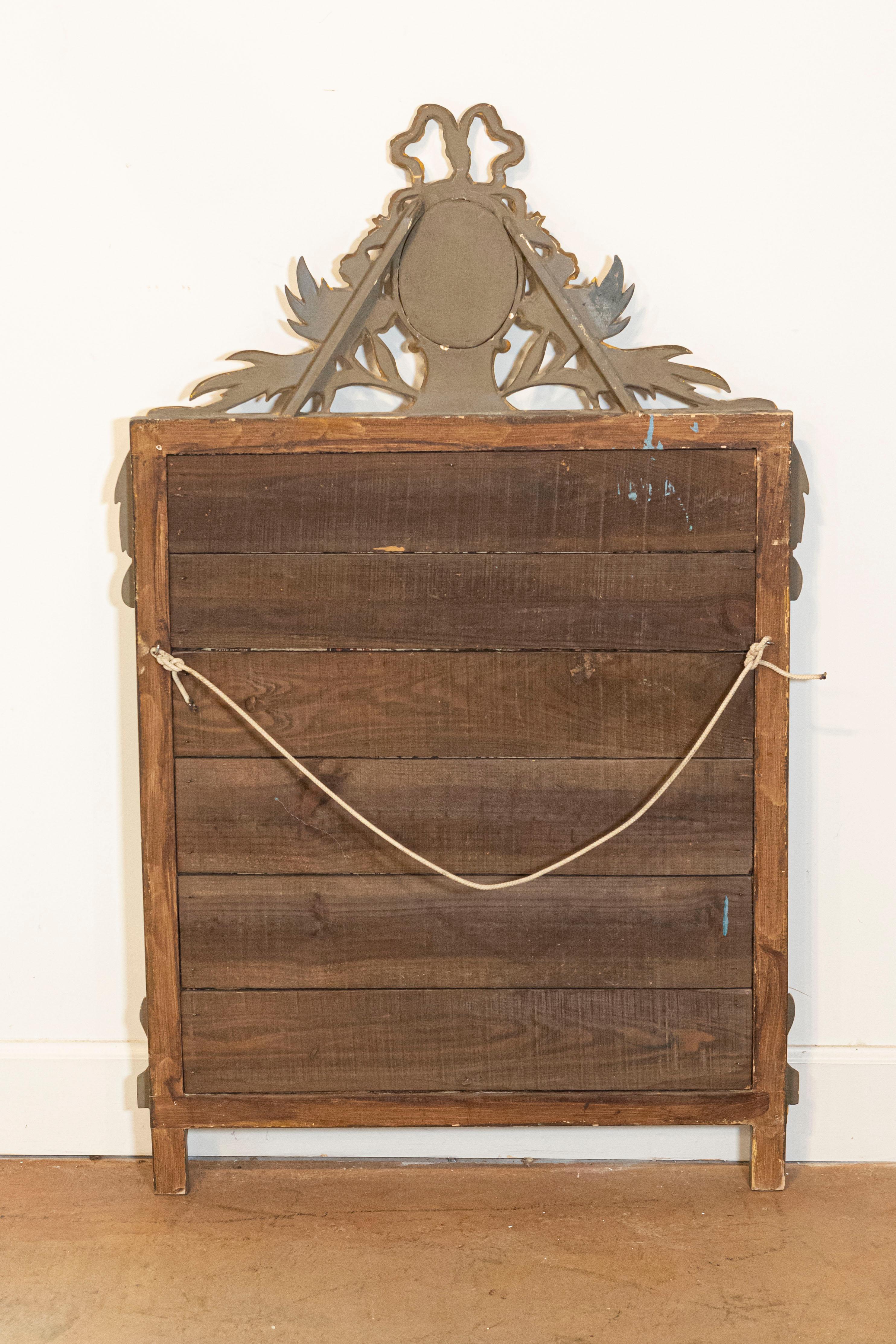 Miroir en bois doré de style Louis XVI avec crête et pompons sculptés à motifs floraux en vente 2
