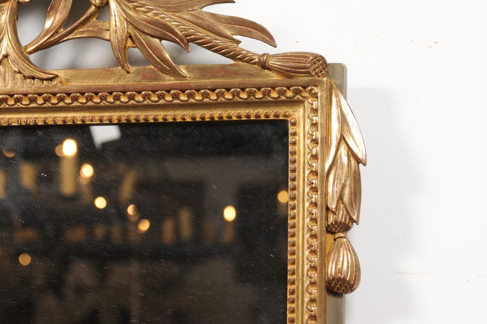 Vergoldeter Holzspiegel im Louis-XVI.-Stil mit geblümt geschnitztem Medaillonkreuz und Quasten im Angebot 1