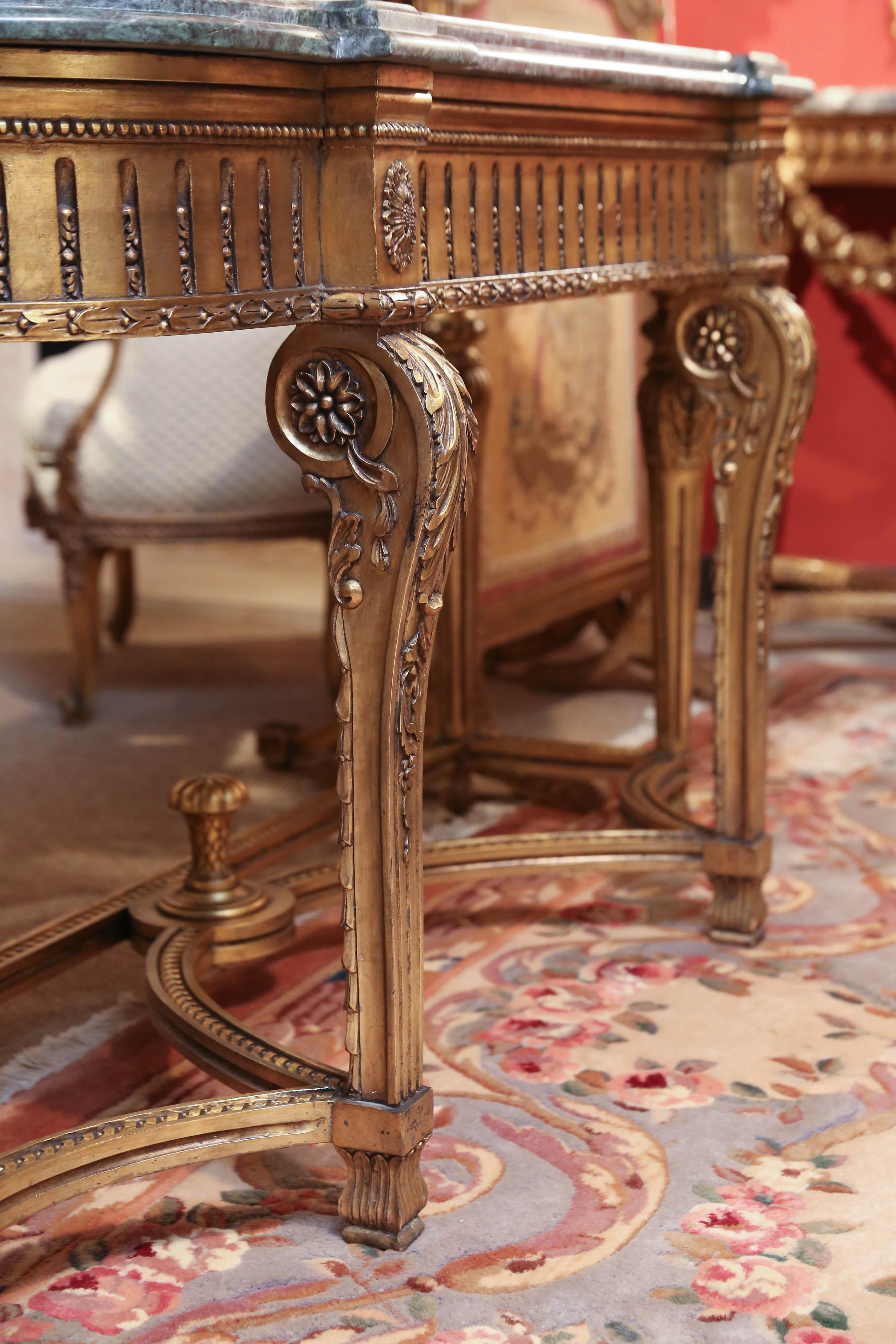 Konsolentisch aus vergoldetem Holz und mit Marmorplatte im Stil Louis XVI. (Französisch)