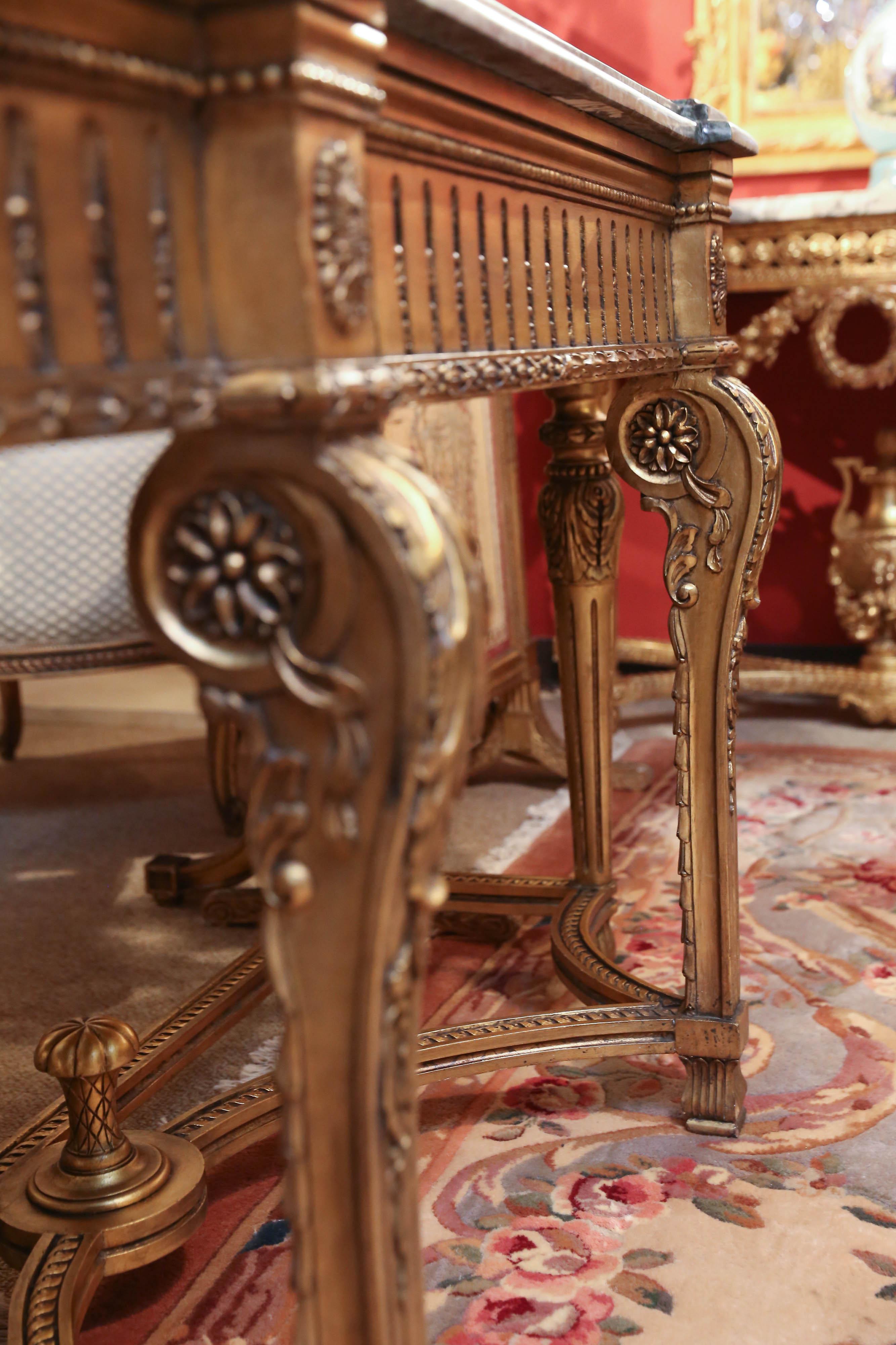 Konsolentisch aus vergoldetem Holz und mit Marmorplatte im Stil Louis XVI. (Vergoldetes Holz)