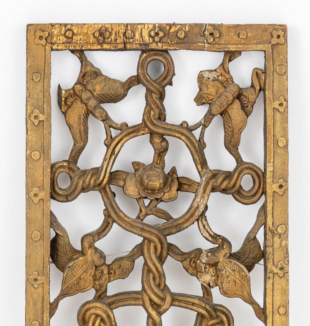 Elemento arquitectónico de madera dorada estilo Luis XVI, siglo XIX, con cesta de flores tallada, guirnalda y motivo floral. 47