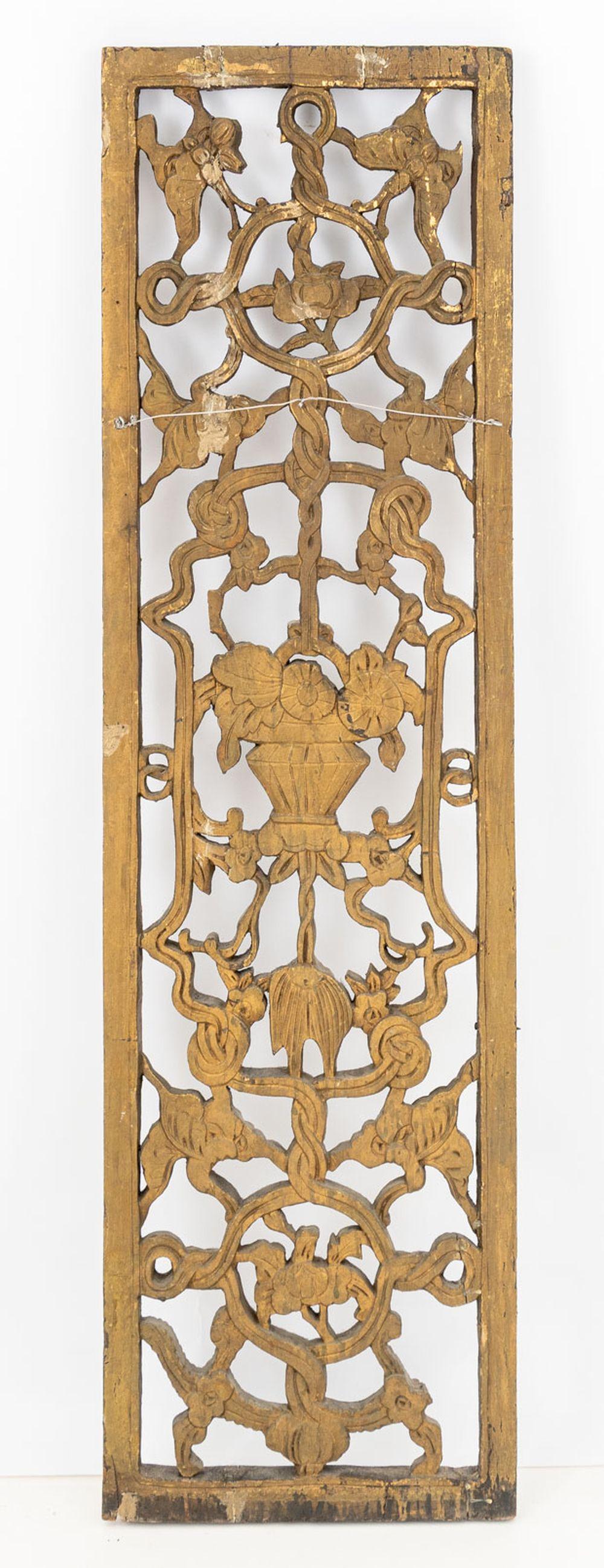 Elemento arquitectónico de madera dorada estilo Luis XVI siglo XIX en venta