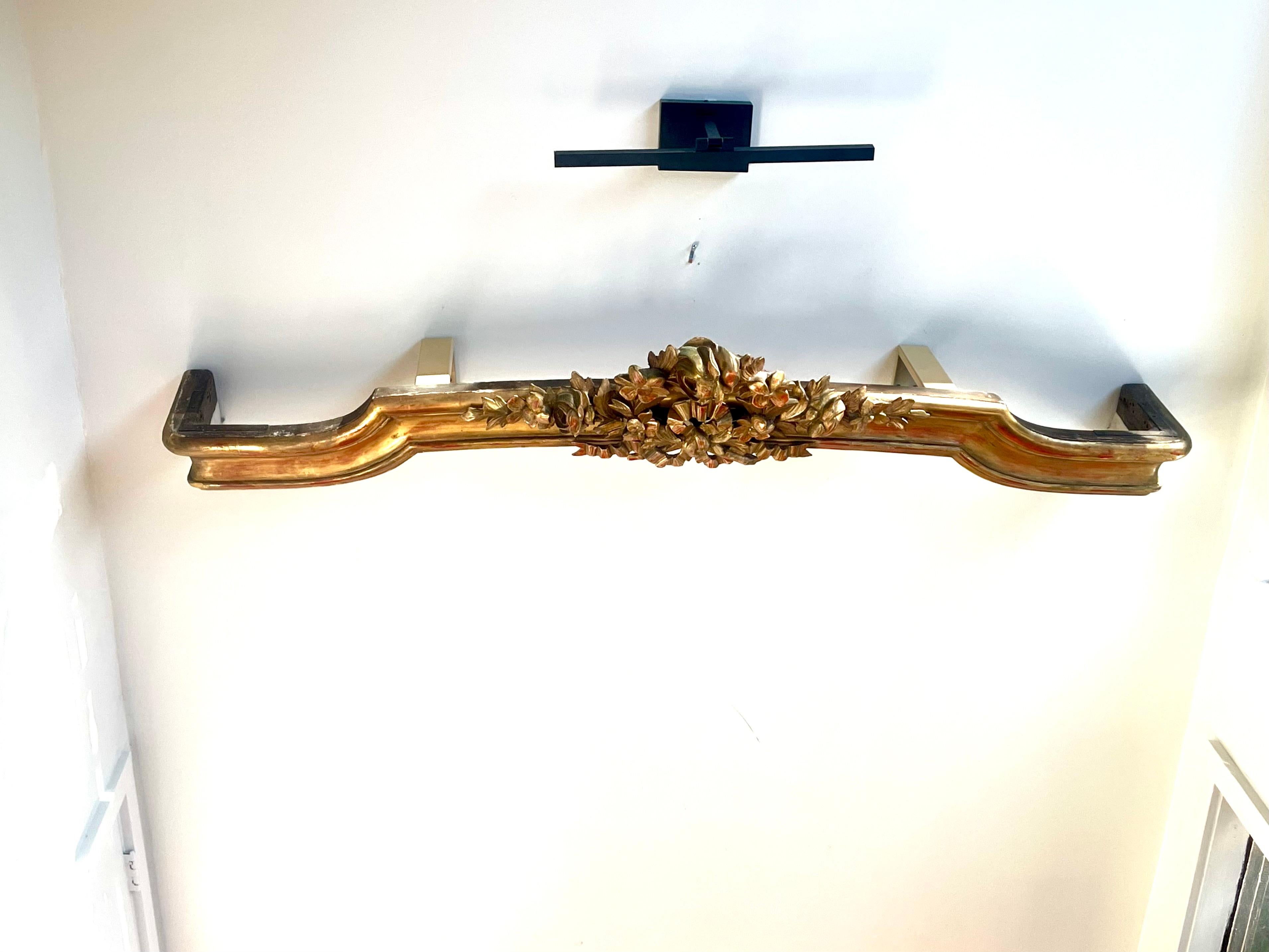 Architektonisches Element aus Giltwood im Louis XVI-Stil, montiert als Kranz oder Baldachin im Angebot 9